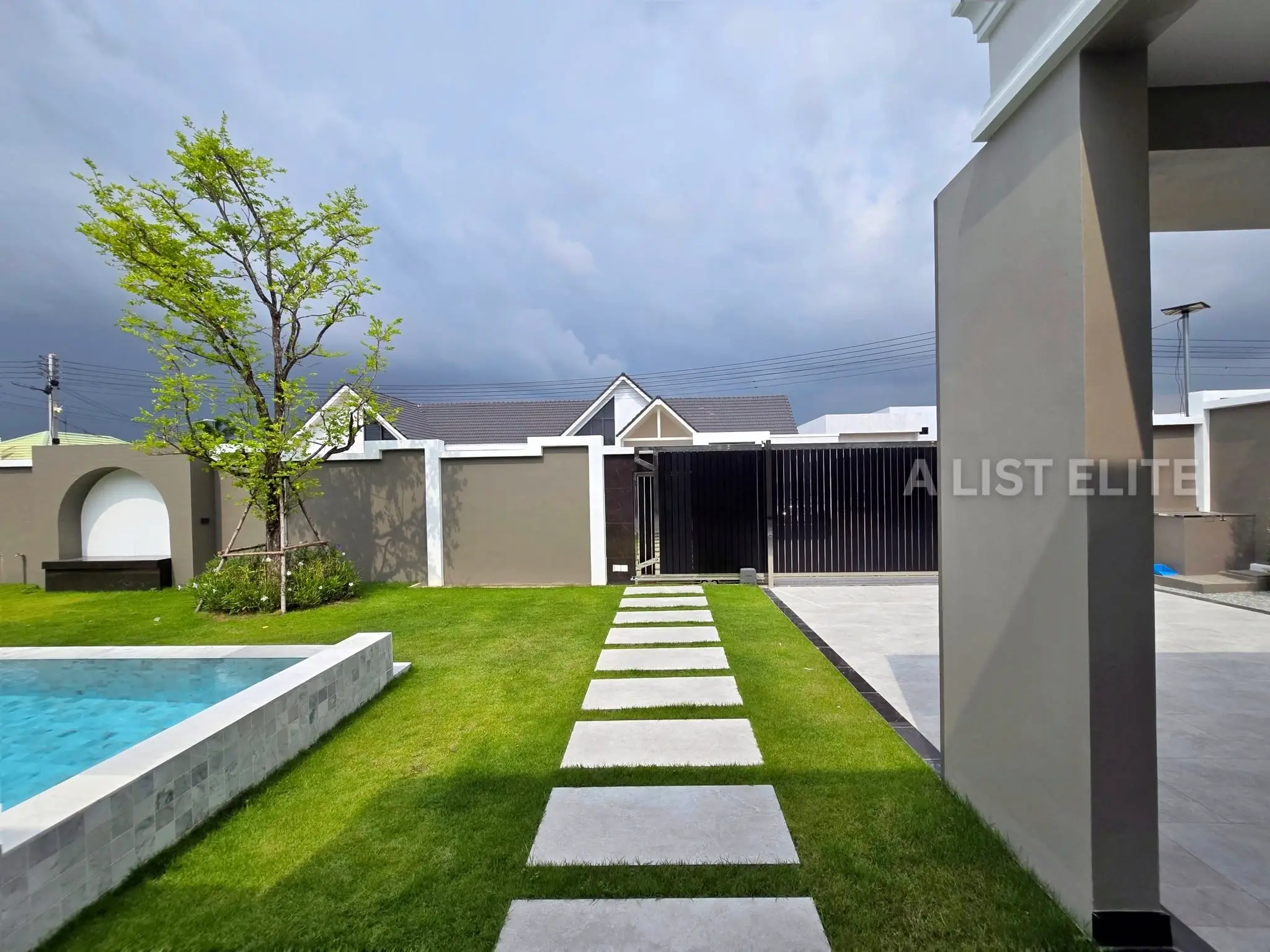 วิลล่าสระว่ายน้ำสไตล์ Modern Classic ในพัทยา - บ้านในฝันของคุณกำลังรออยู่!