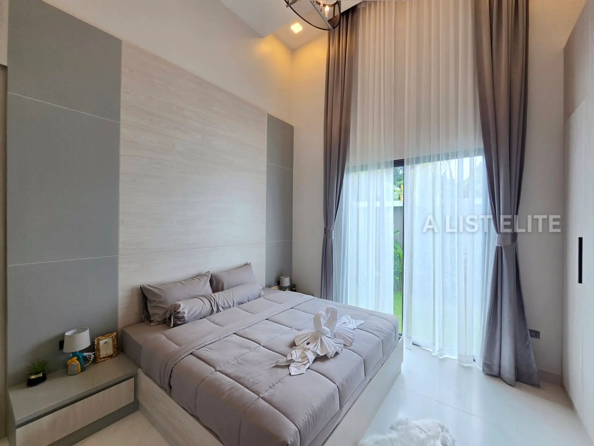 วิลล่าสระว่ายน้ำสไตล์ Modern Classic ในพัทยา - บ้านในฝันของคุณกำลังรออยู่!