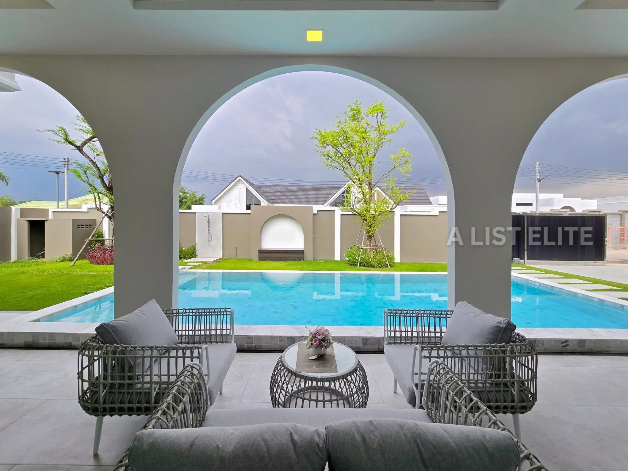 วิลล่าสระว่ายน้ำสไตล์ Modern Classic ในพัทยา - บ้านในฝันของคุณกำลังรออยู่!