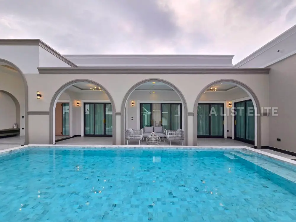 วิลล่าสระว่ายน้ำสไตล์ Modern Classic ในพัทยา - บ้านในฝันของคุณกำลังรออยู่!