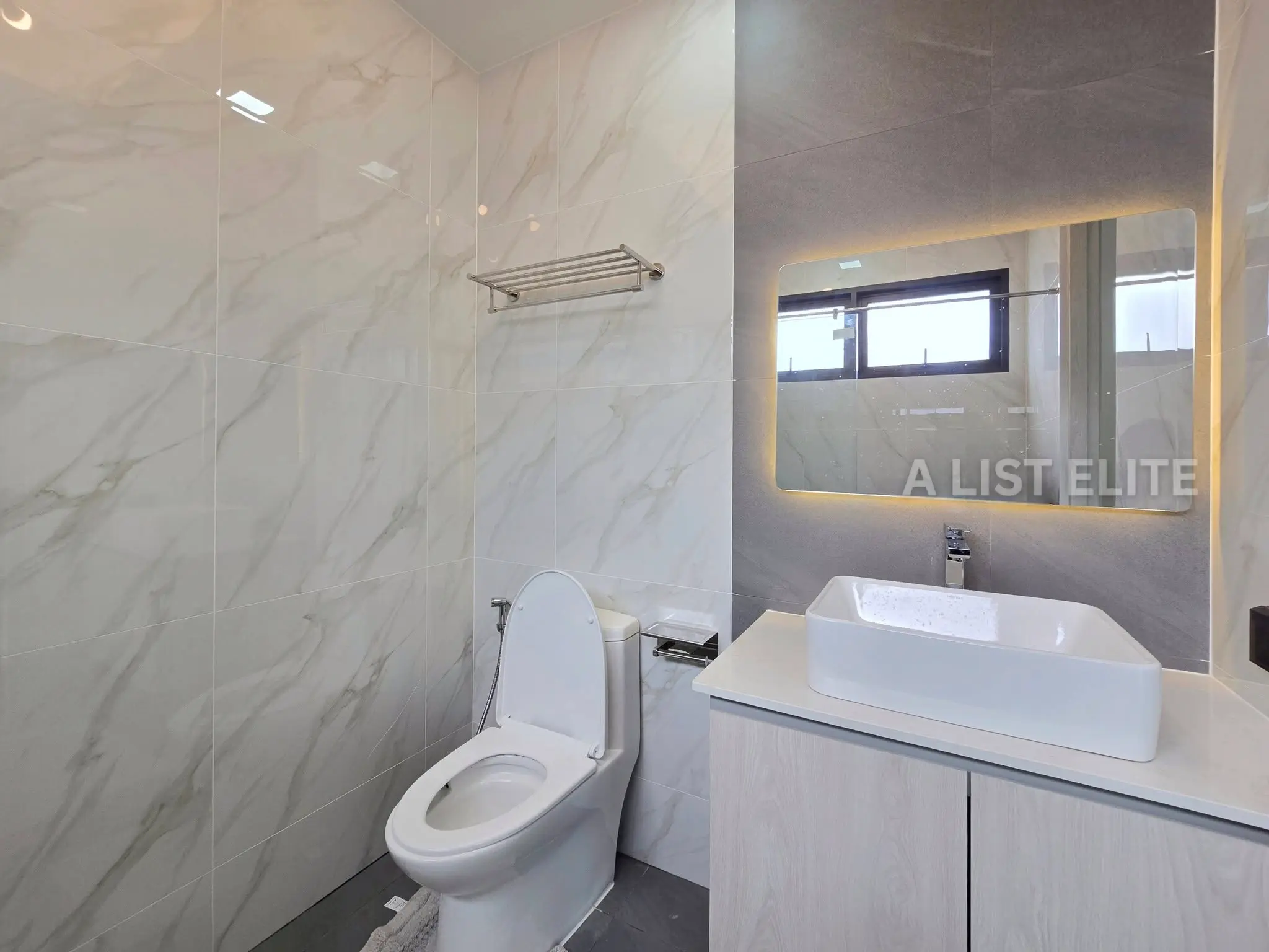 วิลล่าสระว่ายน้ำสไตล์ Modern Classic ในพัทยา - บ้านในฝันของคุณกำลังรออยู่!