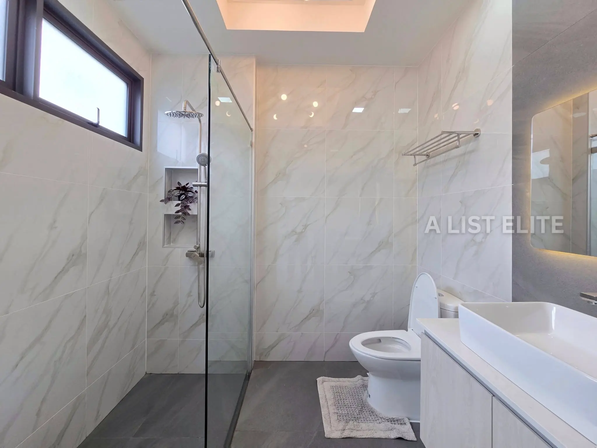 วิลล่าสระว่ายน้ำสไตล์ Modern Classic ในพัทยา - บ้านในฝันของคุณกำลังรออยู่!