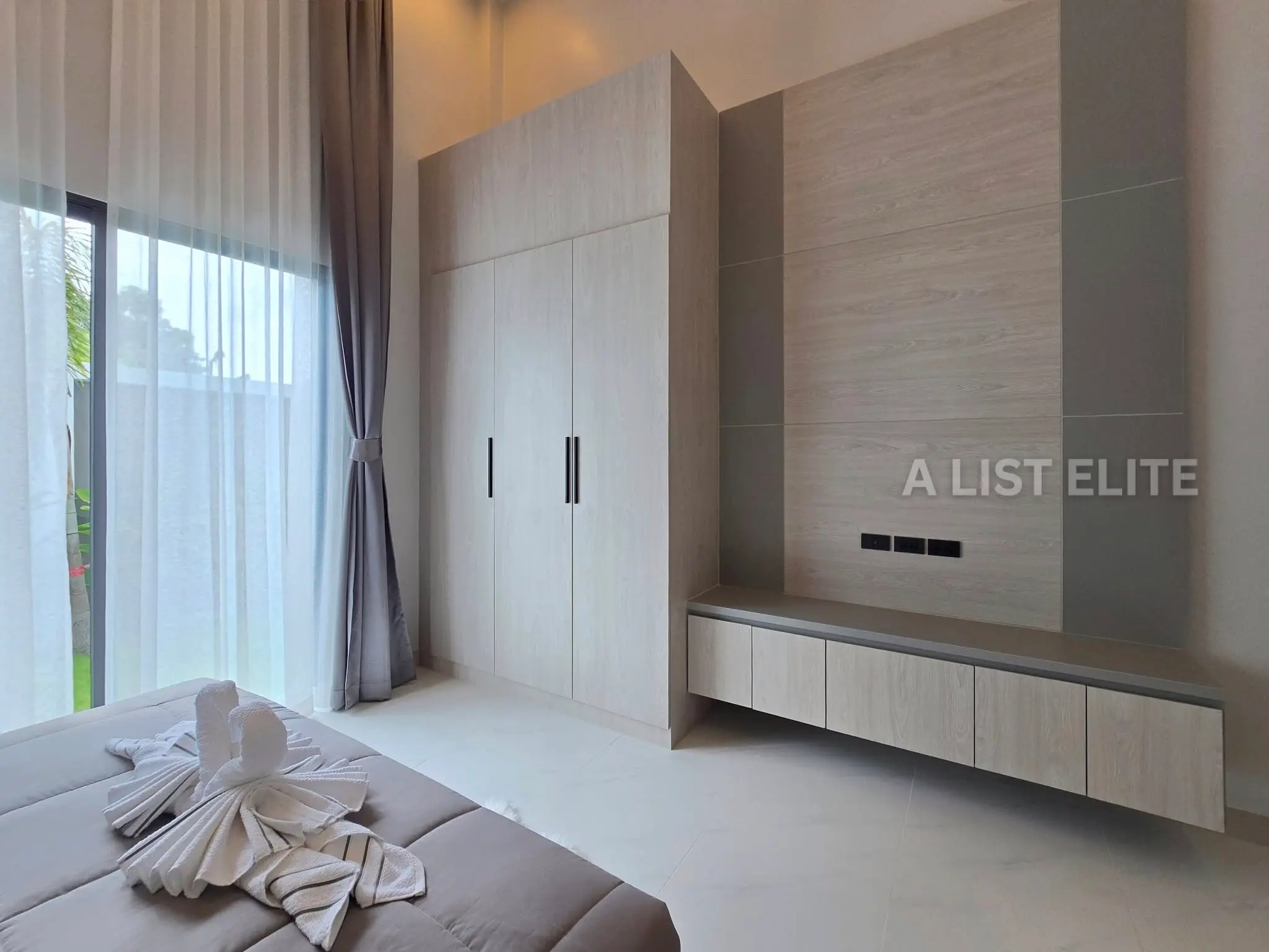 วิลล่าสระว่ายน้ำสไตล์ Modern Classic ในพัทยา - บ้านในฝันของคุณกำลังรออยู่!