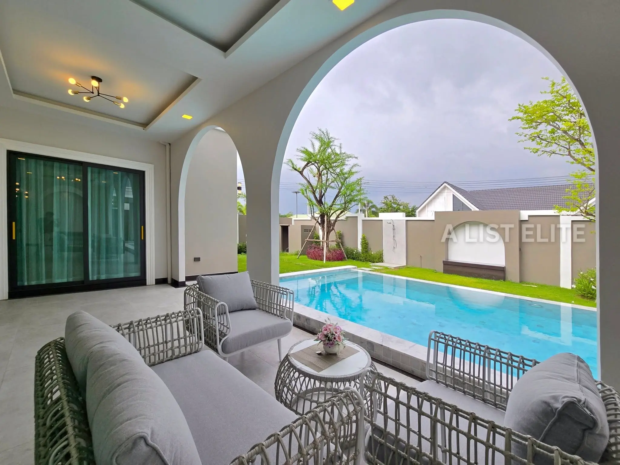 วิลล่าสระว่ายน้ำสไตล์ Modern Classic ในพัทยา - บ้านในฝันของคุณกำลังรออยู่!