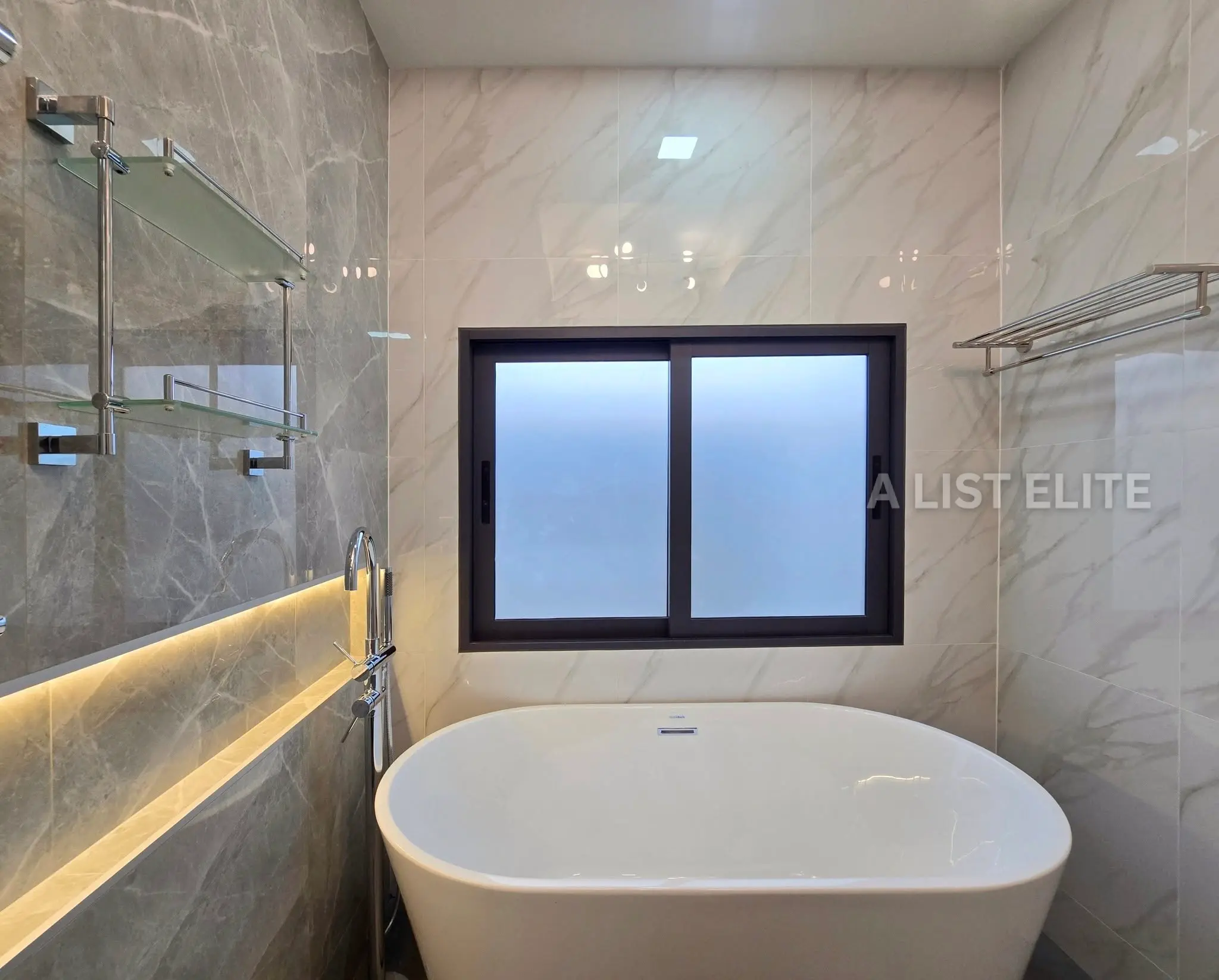 วิลล่าสระว่ายน้ำสไตล์ Modern Classic ในพัทยา - บ้านในฝันของคุณกำลังรออยู่!