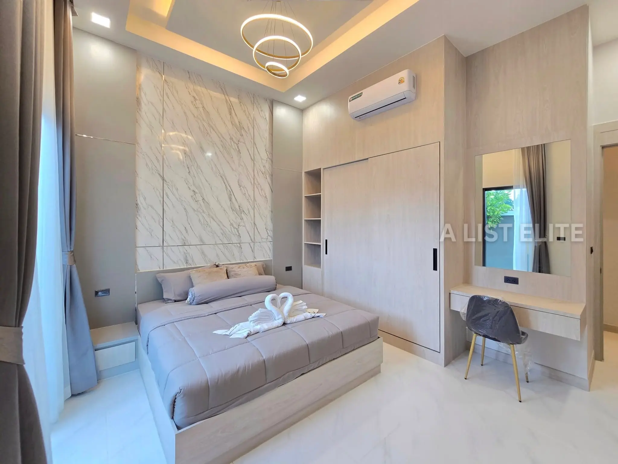 วิลล่าสระว่ายน้ำสไตล์ Modern Classic ในพัทยา - บ้านในฝันของคุณกำลังรออยู่!
