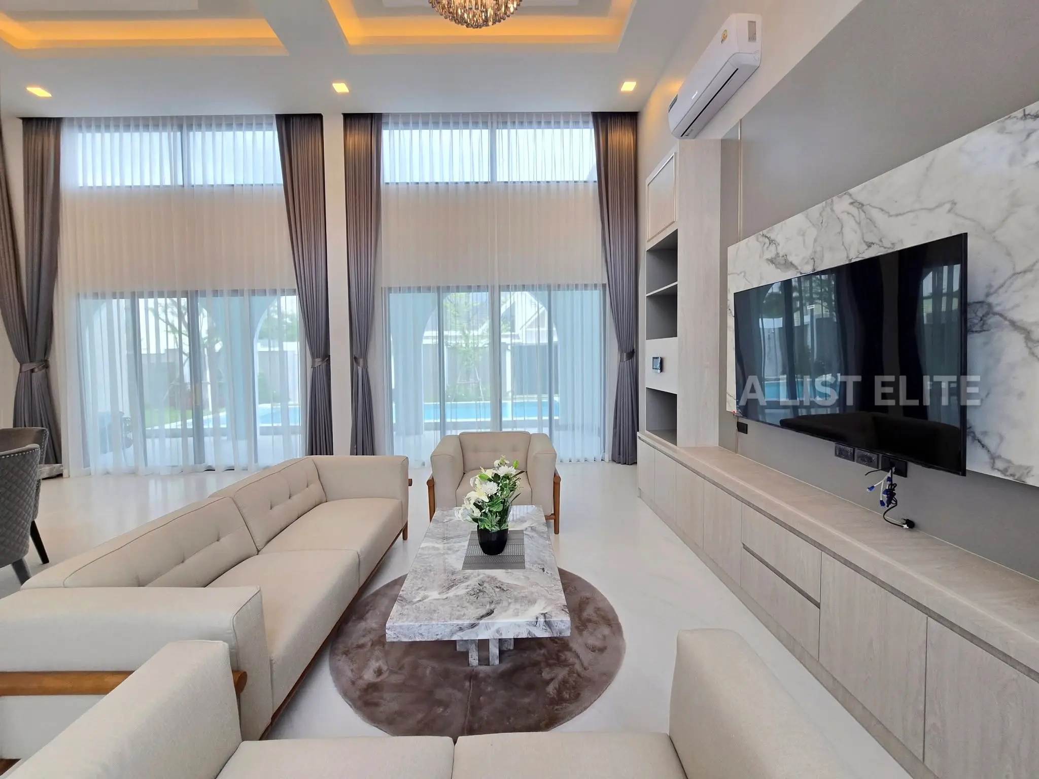 วิลล่าสระว่ายน้ำสไตล์ Modern Classic ในพัทยา - บ้านในฝันของคุณกำลังรออยู่!