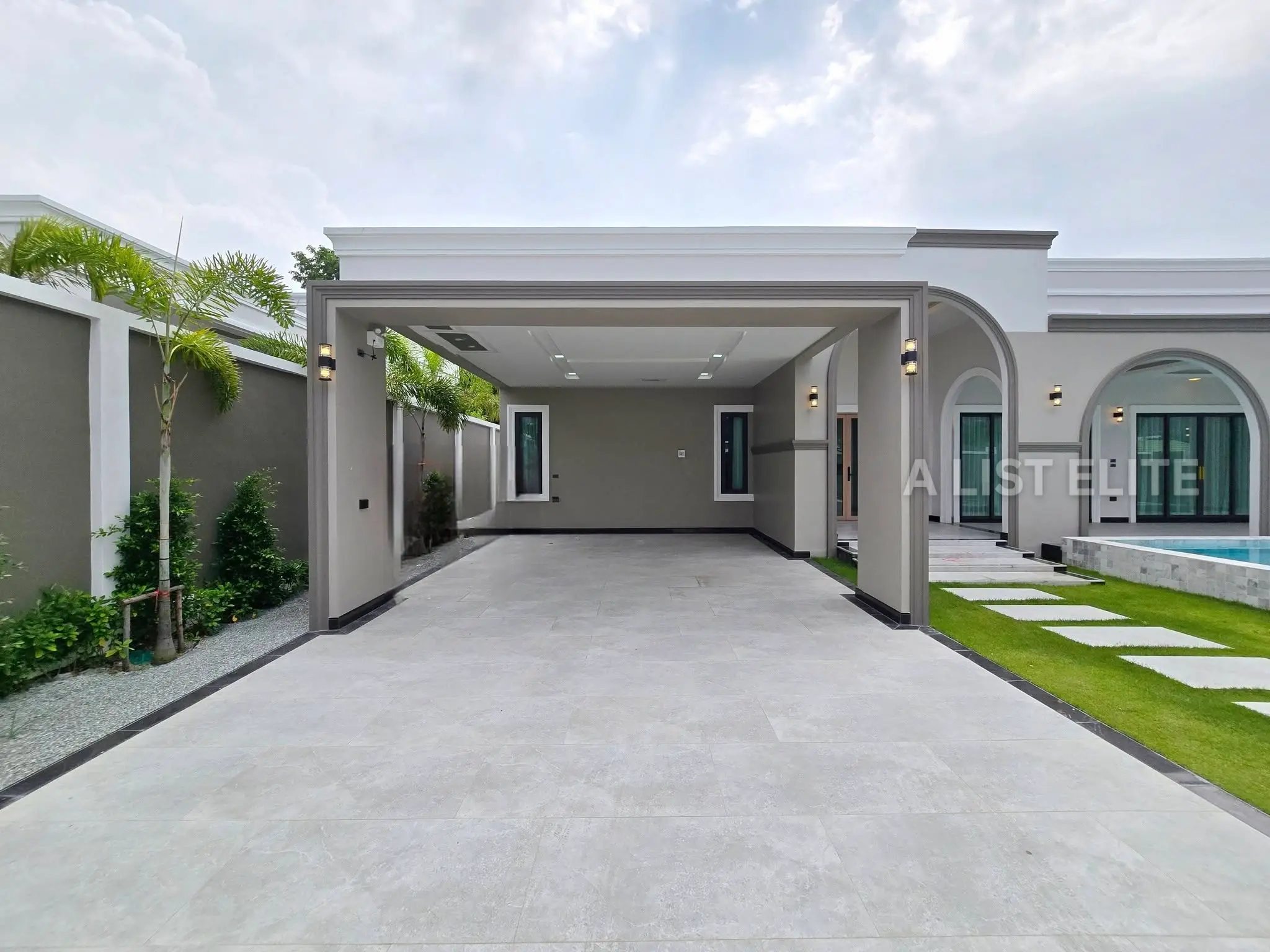 วิลล่าสระว่ายน้ำสไตล์ Modern Classic ในพัทยา - บ้านในฝันของคุณกำลังรออยู่!