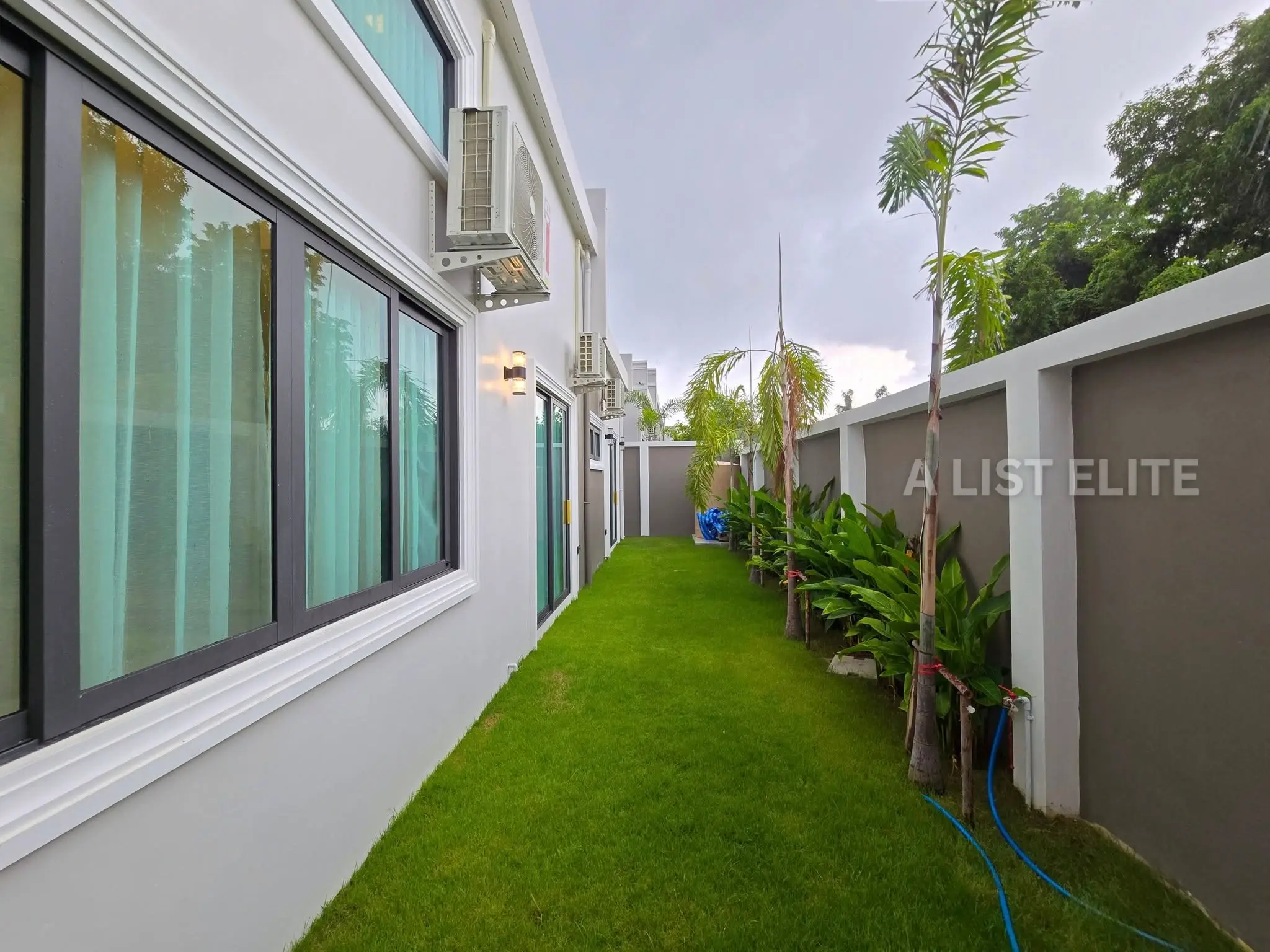 วิลล่าสระว่ายน้ำสไตล์ Modern Classic ในพัทยา - บ้านในฝันของคุณกำลังรออยู่!