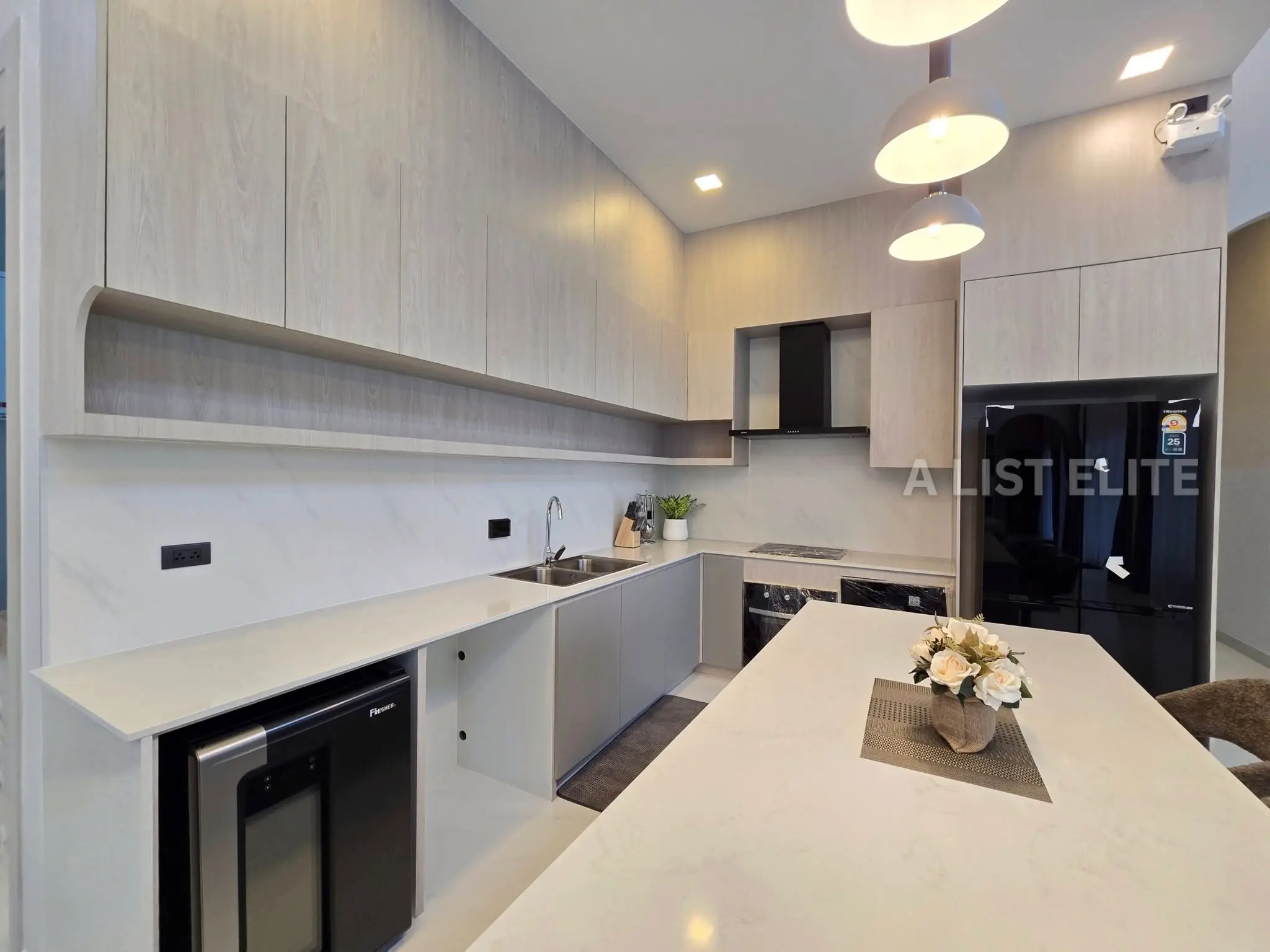 วิลล่าสระว่ายน้ำสไตล์ Modern Classic ในพัทยา - บ้านในฝันของคุณกำลังรออยู่!
