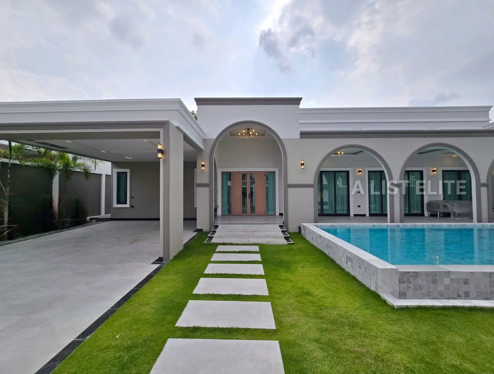 วิลล่าสระว่ายน้ำสไตล์ Modern Classic ในพัทยา - บ้านในฝันของคุณกำลังรออยู่!