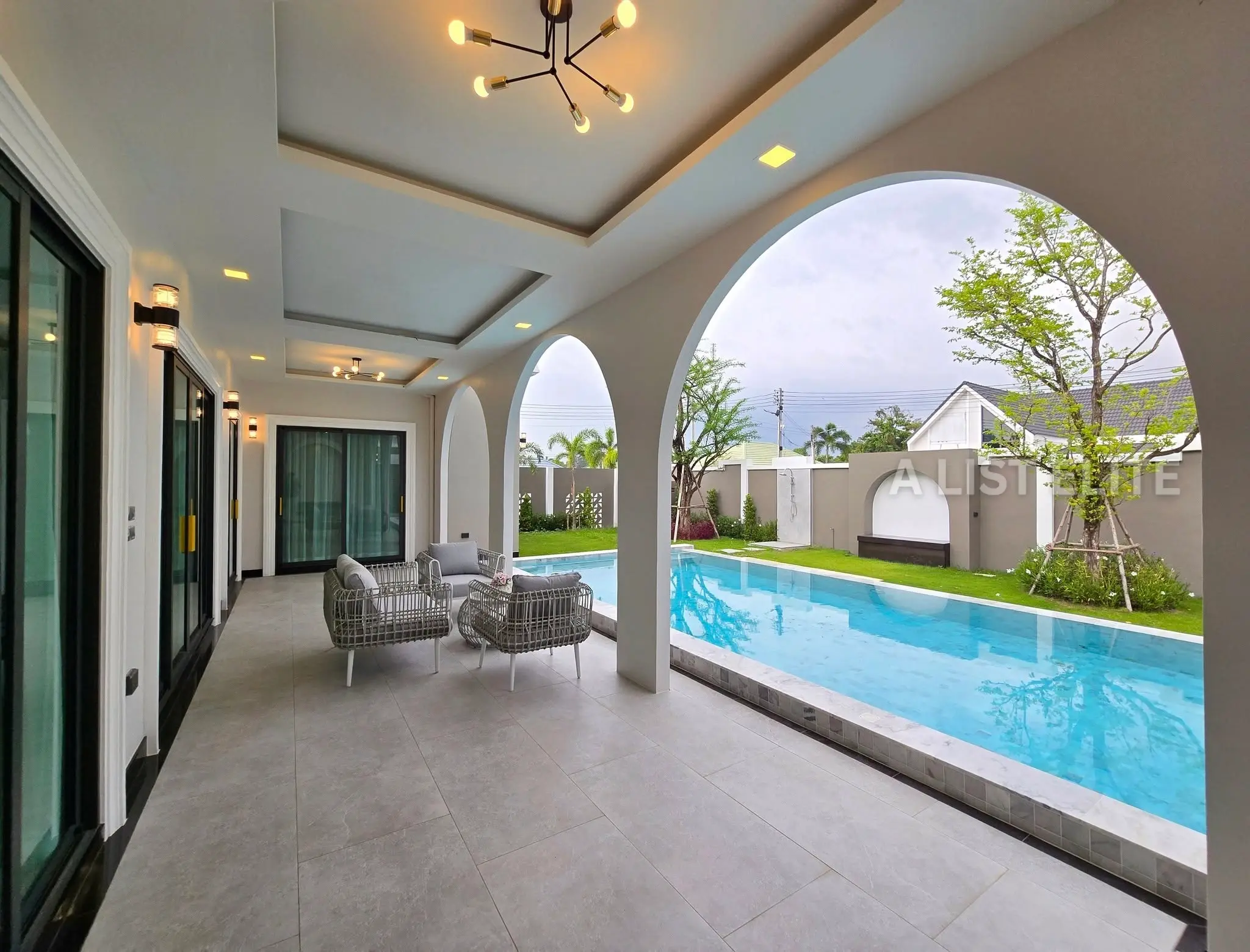 วิลล่าสระว่ายน้ำสไตล์ Modern Classic ในพัทยา - บ้านในฝันของคุณกำลังรออยู่!