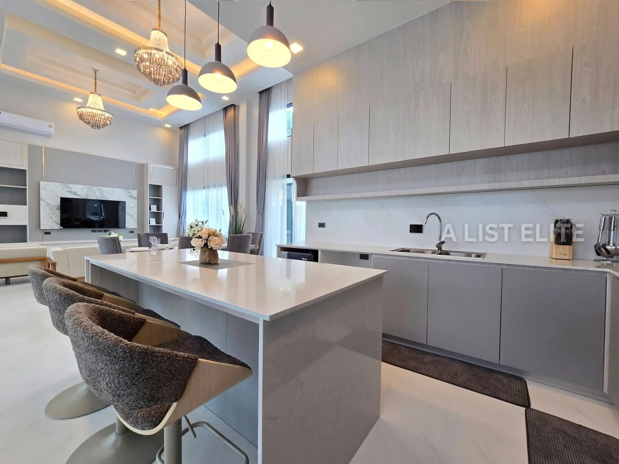 วิลล่าสระว่ายน้ำสไตล์ Modern Classic ในพัทยา - บ้านในฝันของคุณกำลังรออยู่!