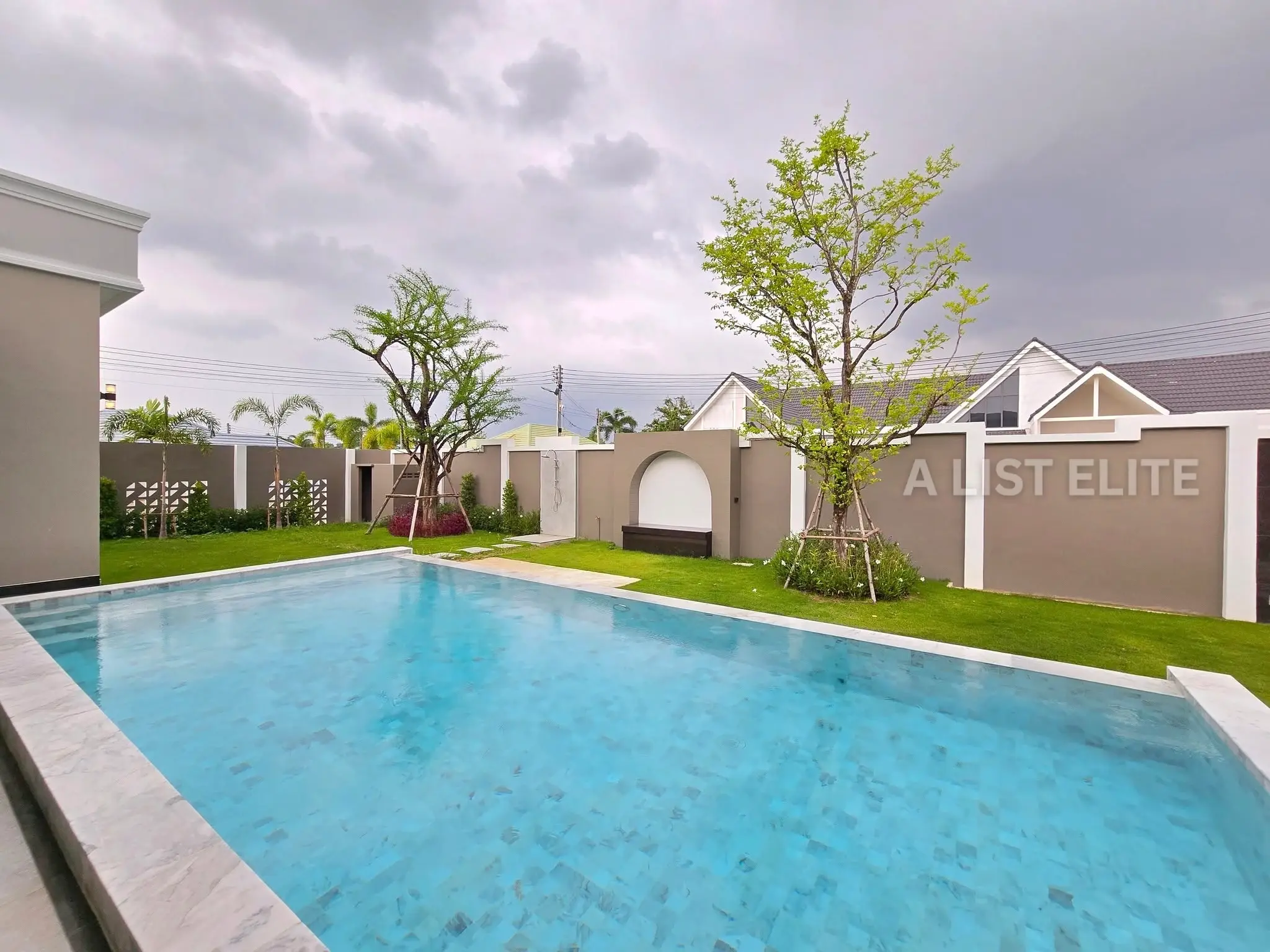 วิลล่าสระว่ายน้ำสไตล์ Modern Classic ในพัทยา - บ้านในฝันของคุณกำลังรออยู่!