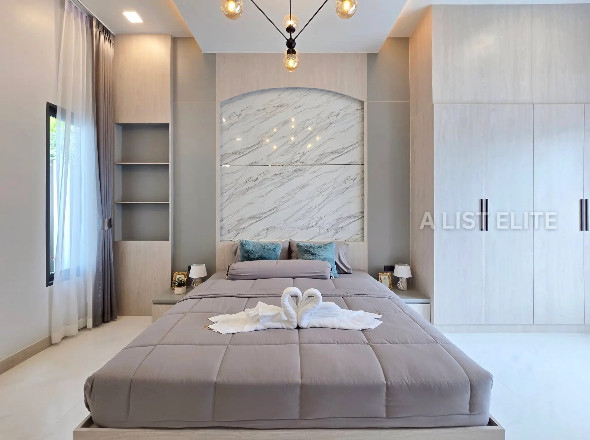 วิลล่าสระว่ายน้ำสไตล์ Modern Classic ในพัทยา - บ้านในฝันของคุณกำลังรออยู่!