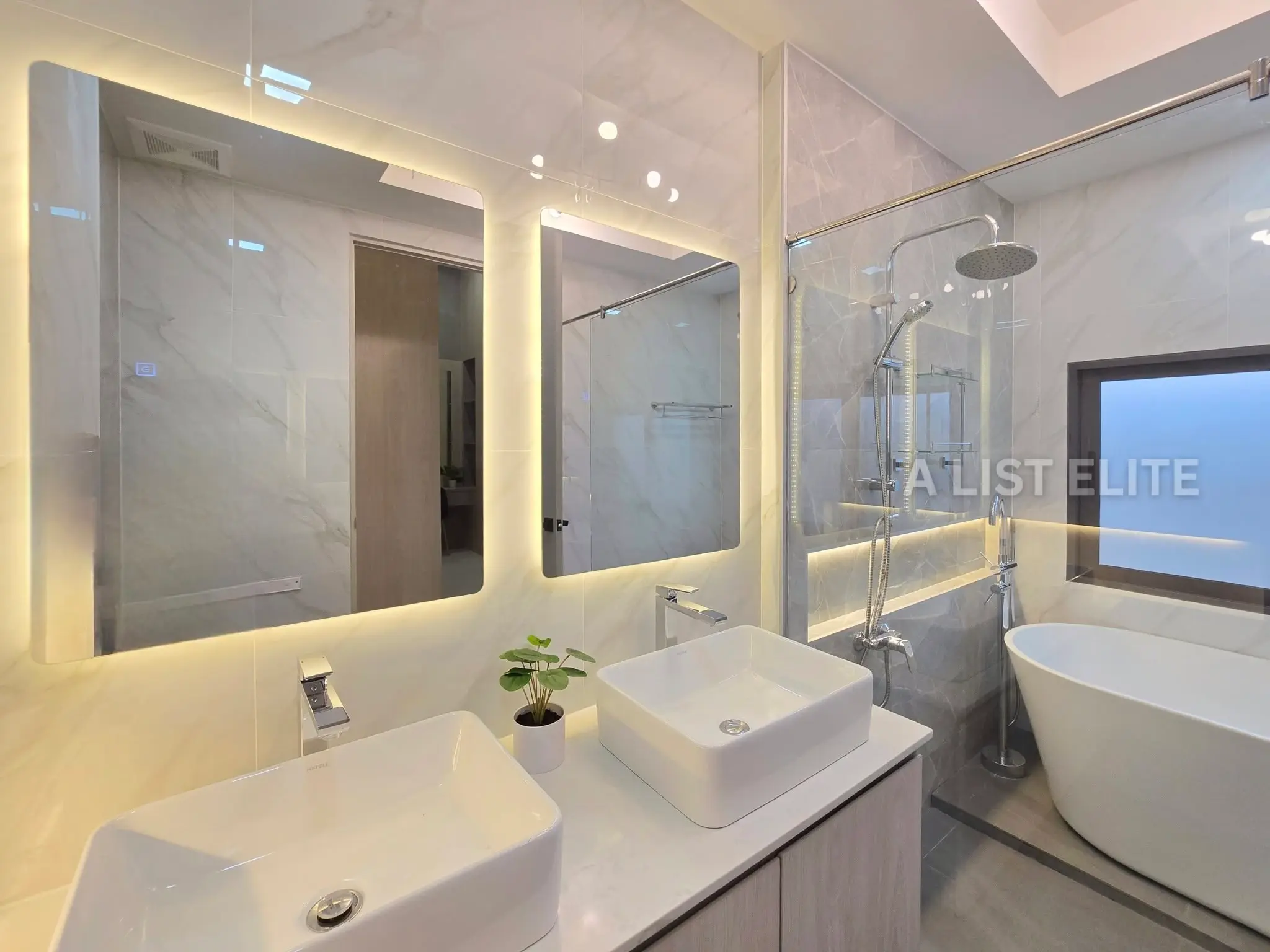วิลล่าสระว่ายน้ำสไตล์ Modern Classic ในพัทยา - บ้านในฝันของคุณกำลังรออยู่!