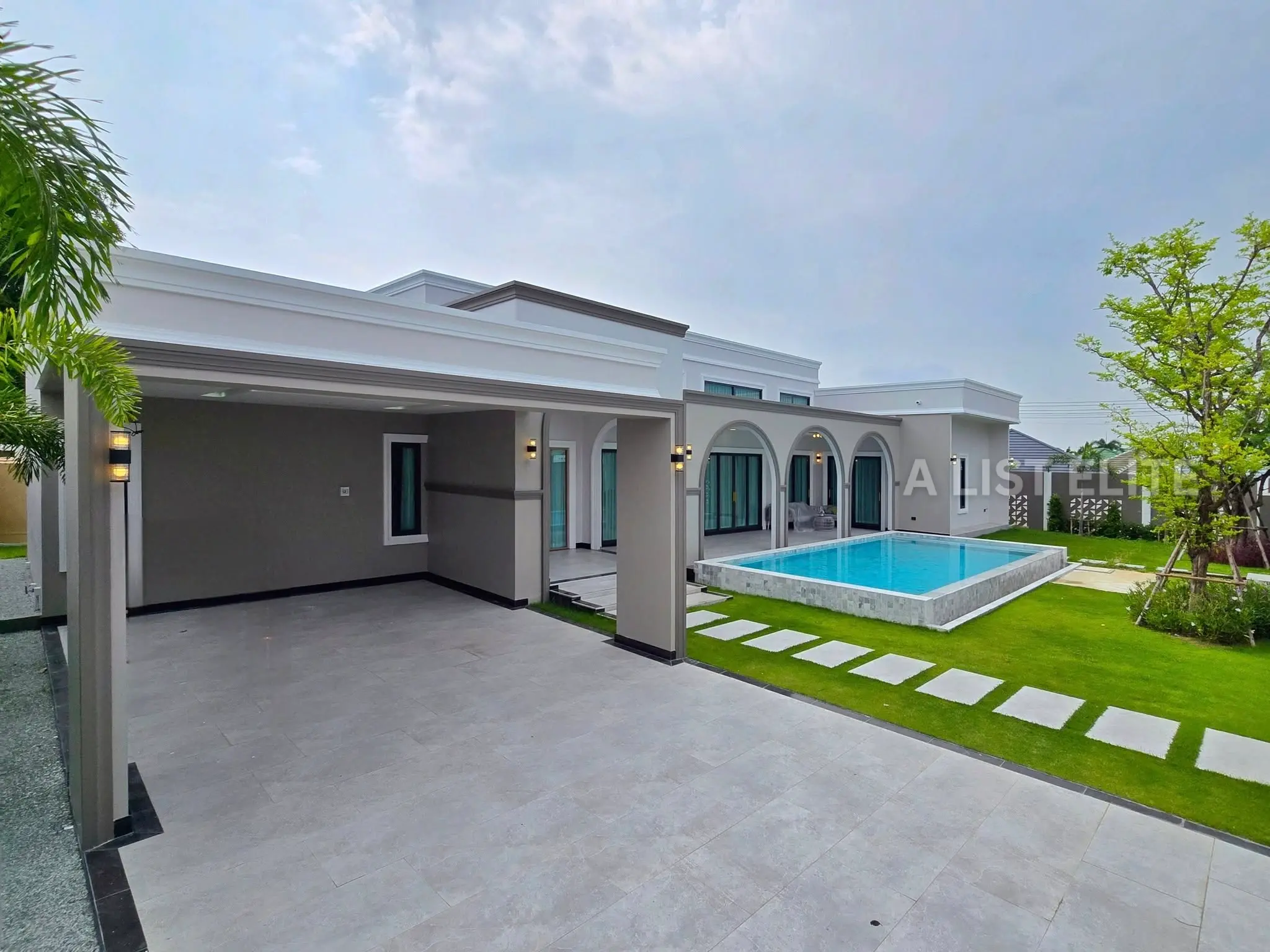 วิลล่าสระว่ายน้ำสไตล์ Modern Classic ในพัทยา - บ้านในฝันของคุณกำลังรออยู่!