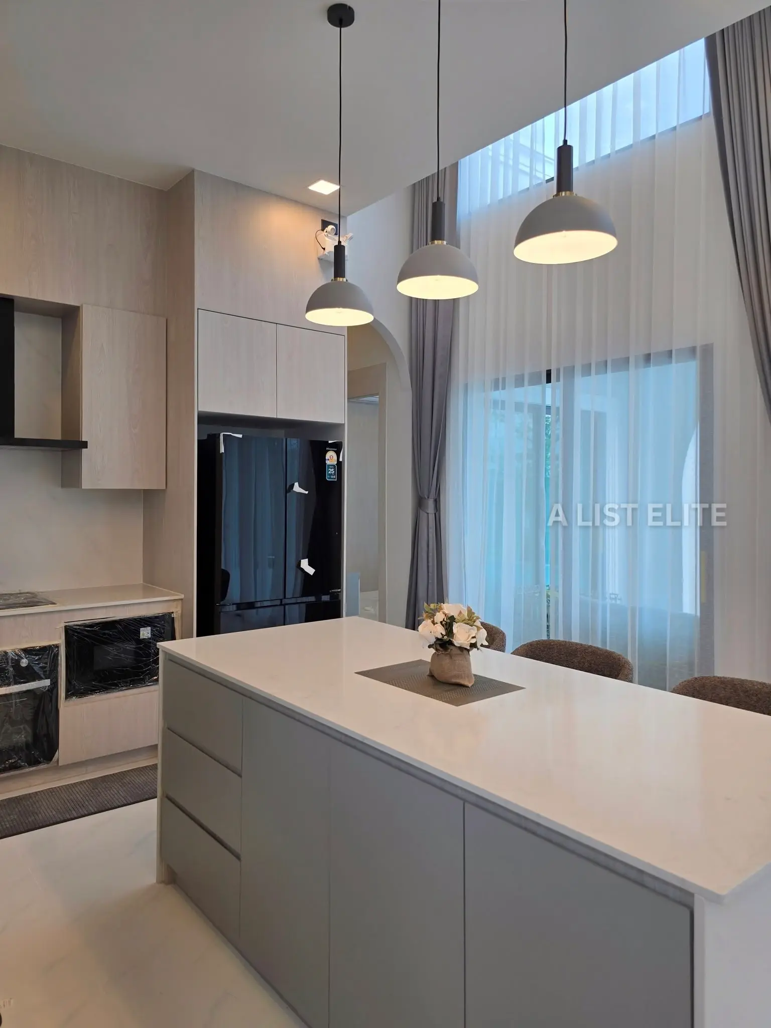 วิลล่าสระว่ายน้ำสไตล์ Modern Classic ในพัทยา - บ้านในฝันของคุณกำลังรออยู่!