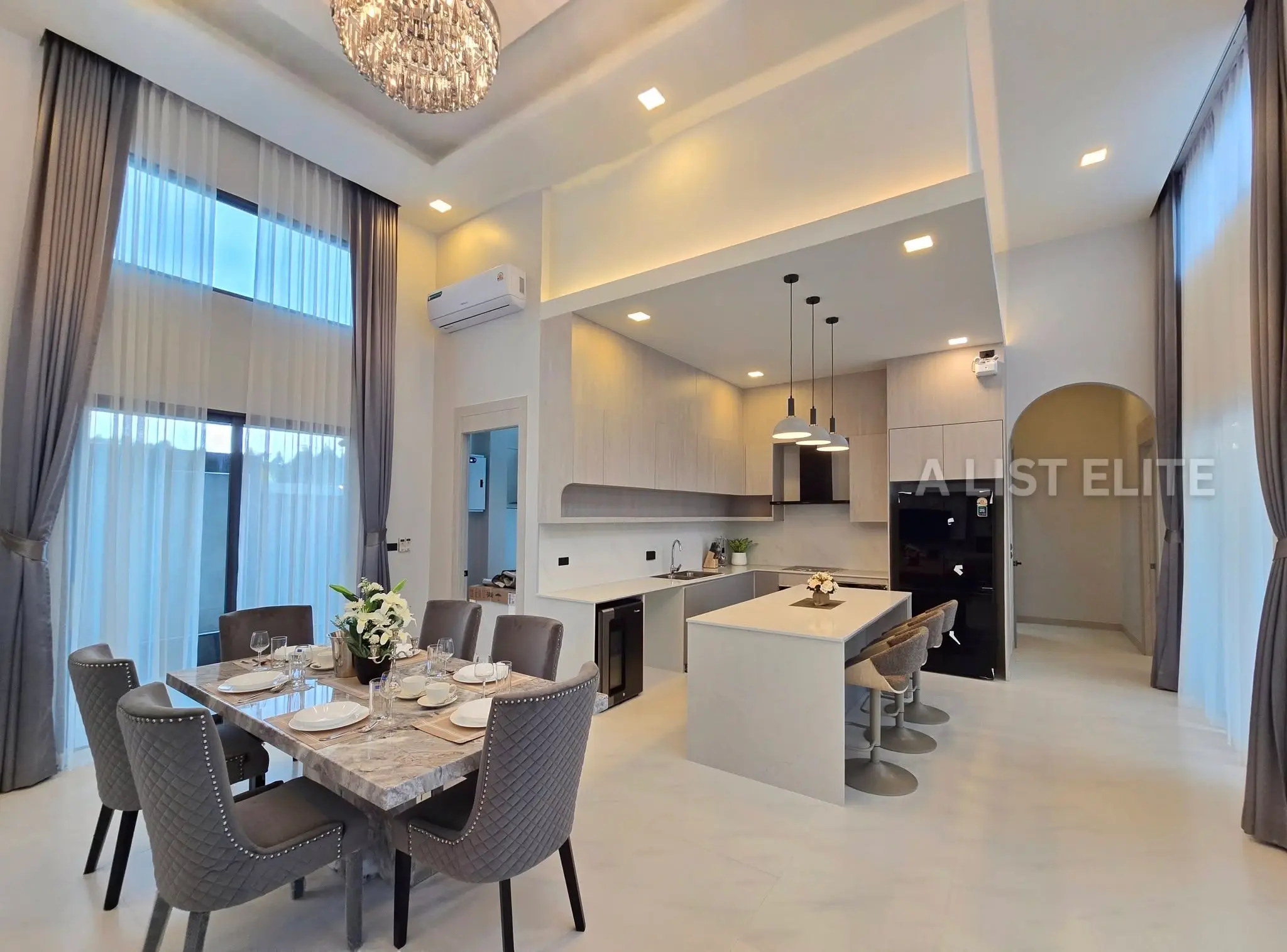 วิลล่าสระว่ายน้ำสไตล์ Modern Classic ในพัทยา - บ้านในฝันของคุณกำลังรออยู่!