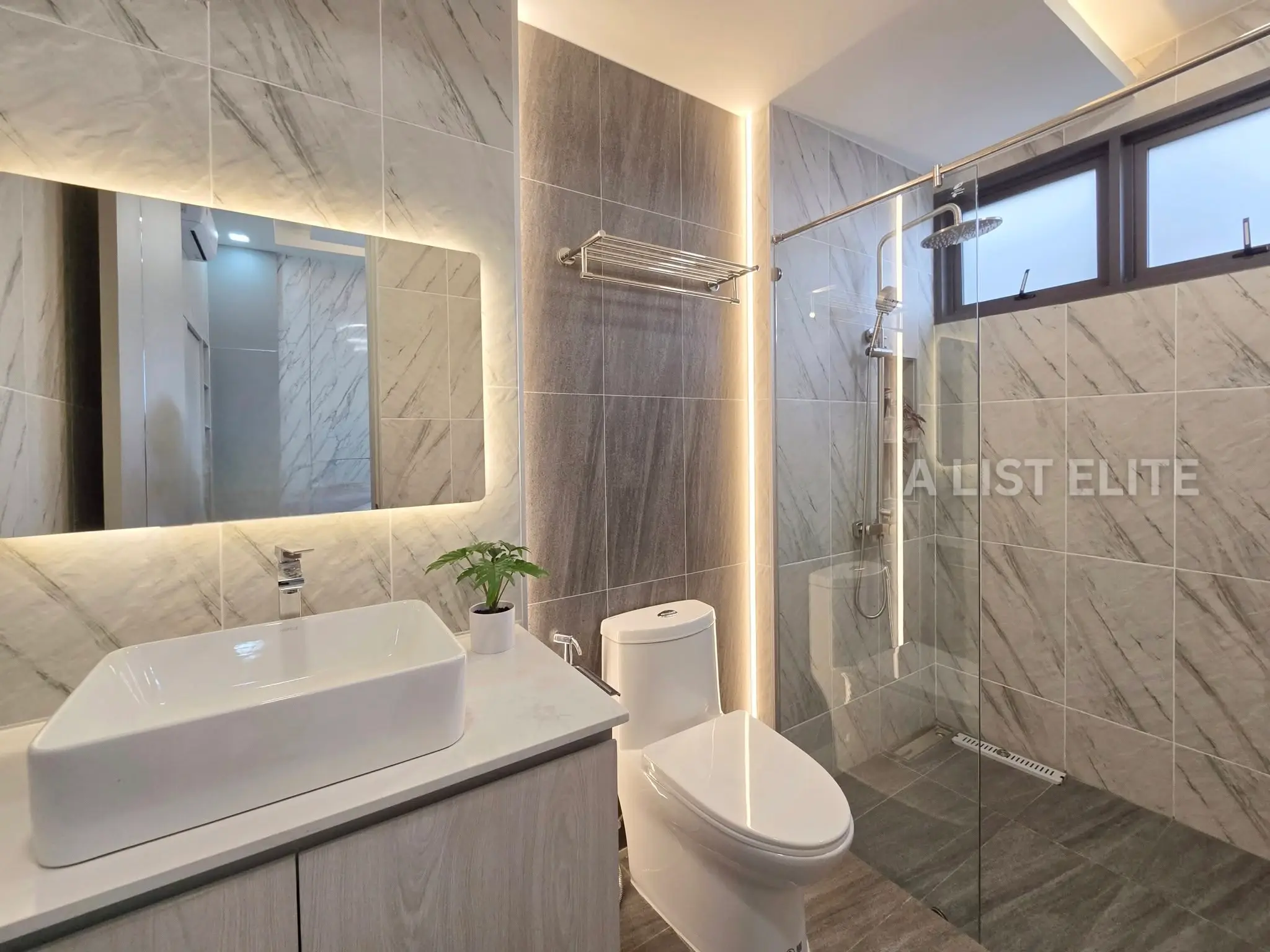 วิลล่าสระว่ายน้ำสไตล์ Modern Classic ในพัทยา - บ้านในฝันของคุณกำลังรออยู่!