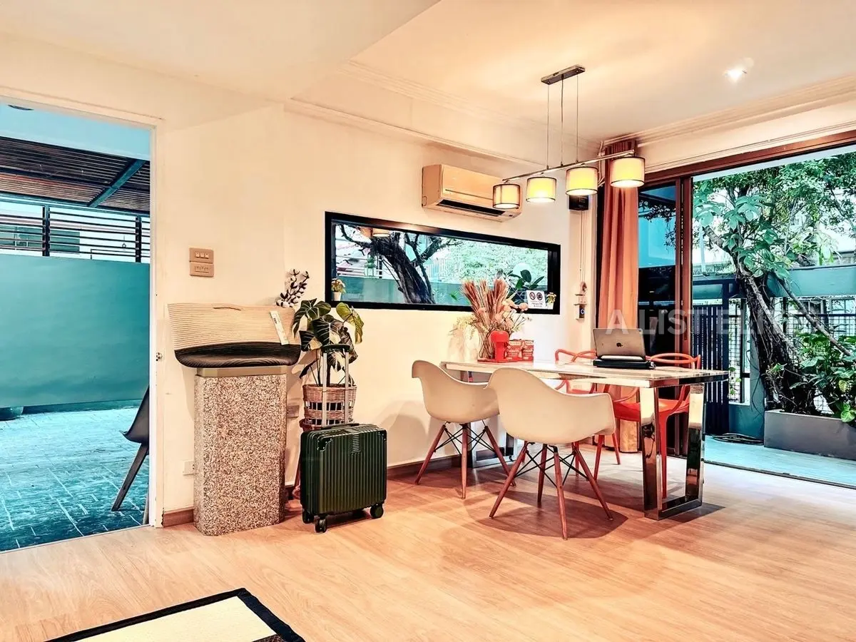 Maison de ville Ekkamai 12 - Vie moderne au cœur de Bangkok