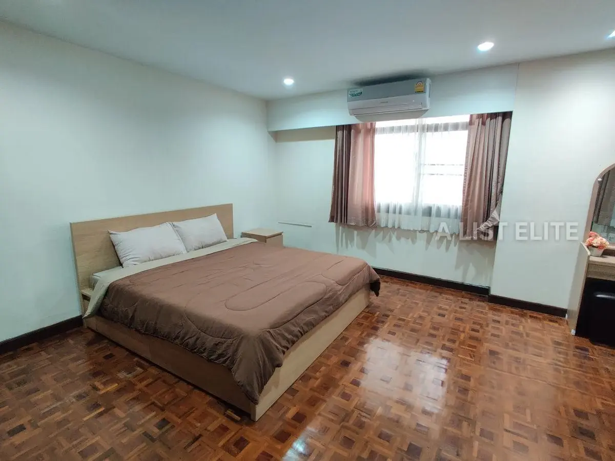 Luxury 4-Bedroom Apartment at Rishi Court - Sukhumvit