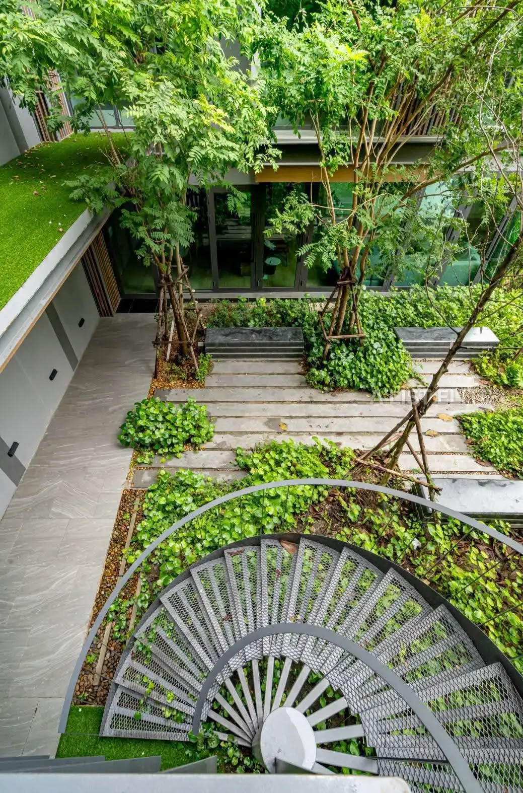 คอนโดหรูใจกลางทองหล่อที่ Lloyd Lloyd Research Center