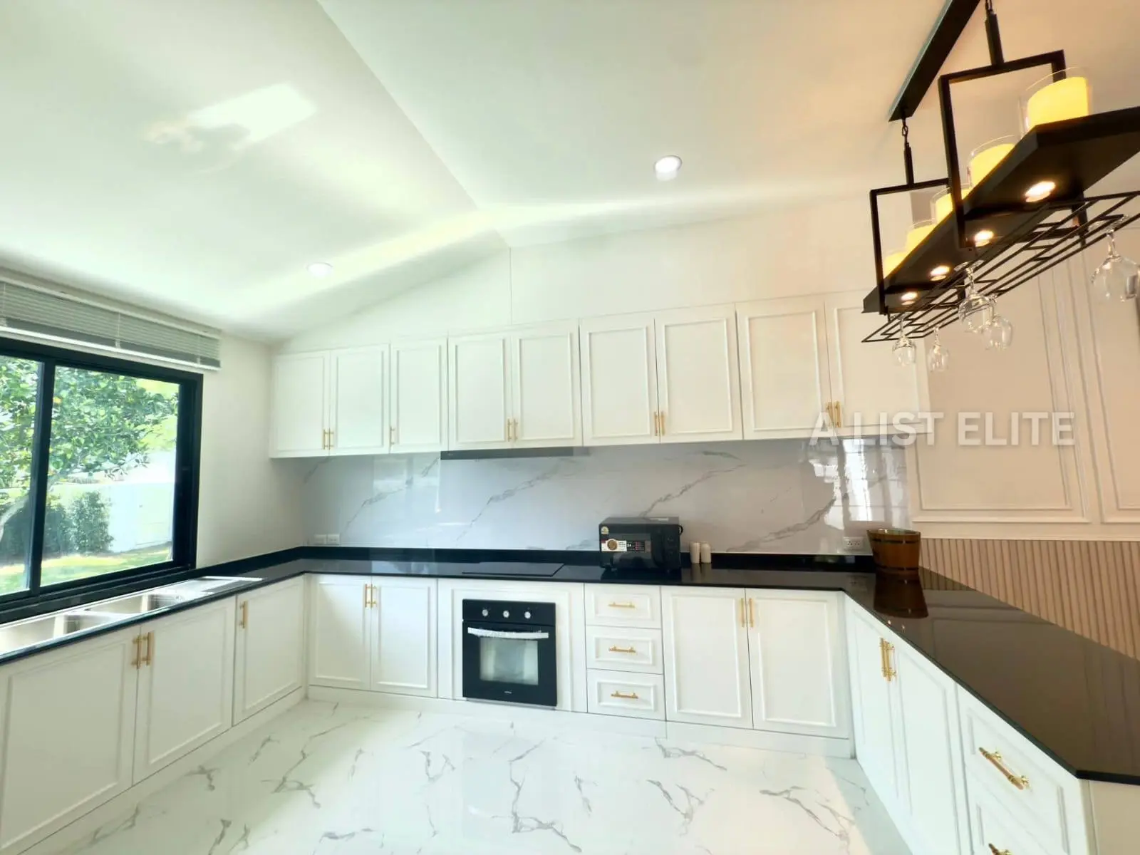 บ้านสวยพร้อมสระว่ายน้ำในพัทยา พาร์ค ฮิลล์ วิลเลจ