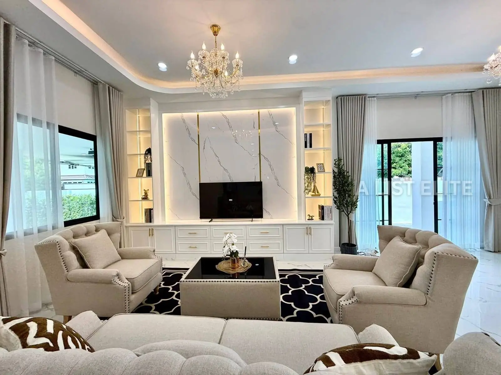 บ้านสวยพร้อมสระว่ายน้ำในพัทยา พาร์ค ฮิลล์ วิลเลจ