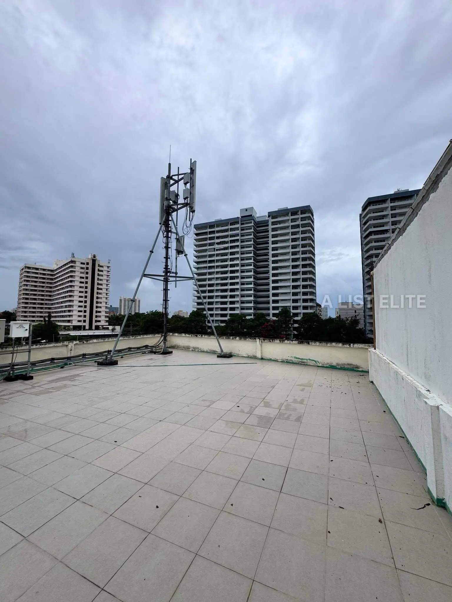 Immeuble d’angle près de la mer – Pratumnak Pattaya