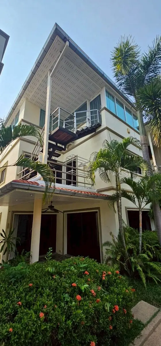 Detached House in Soi 5 Phratumnak