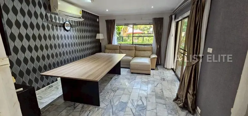 Detached House in Soi 5 Phratumnak