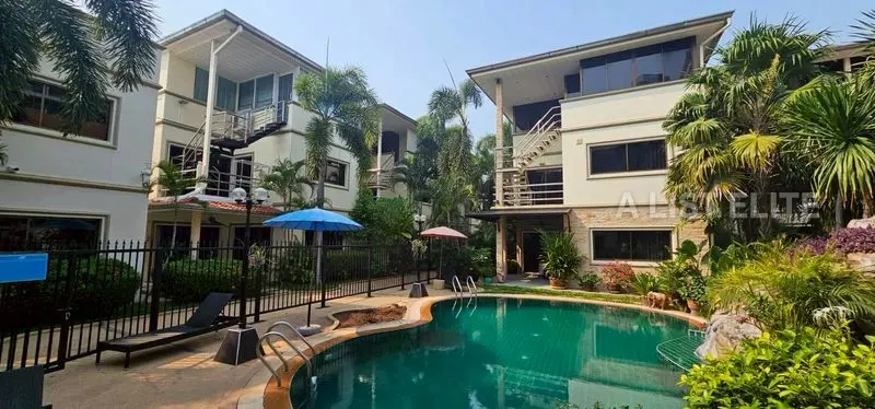 Detached House in Soi 5 Phratumnak