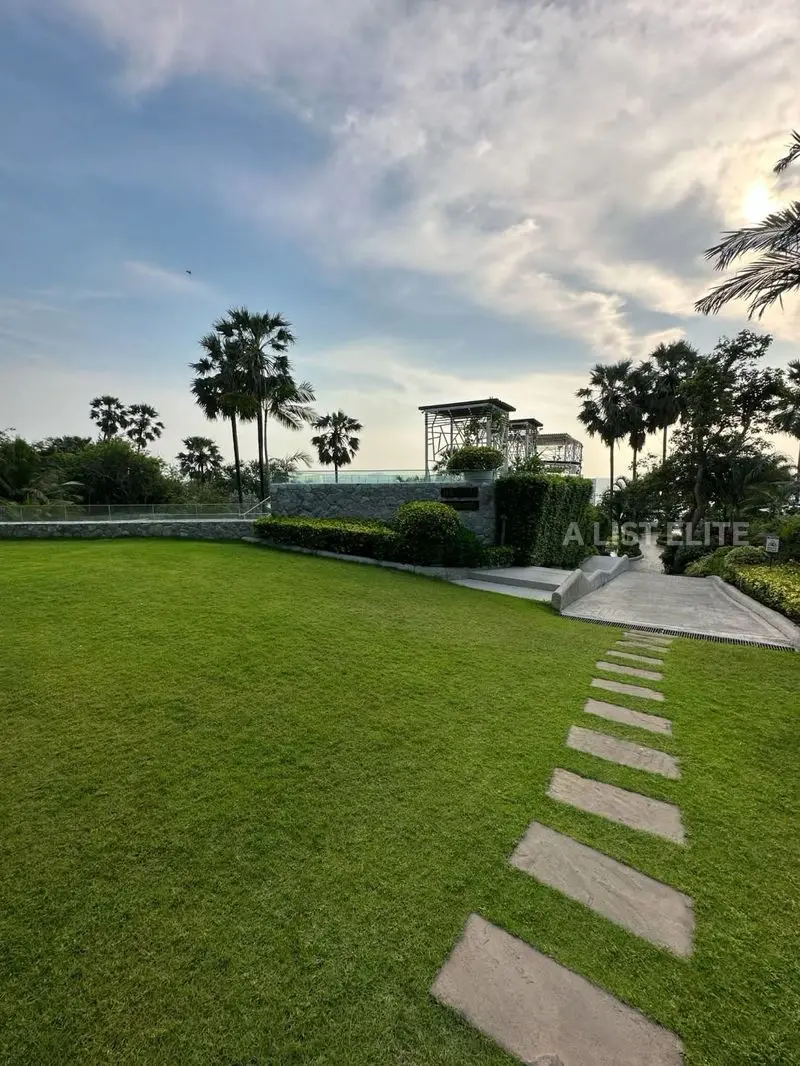 เดอะปาล์ม วงศ์อมาตย์ – คอนโดหรูติดทะเล