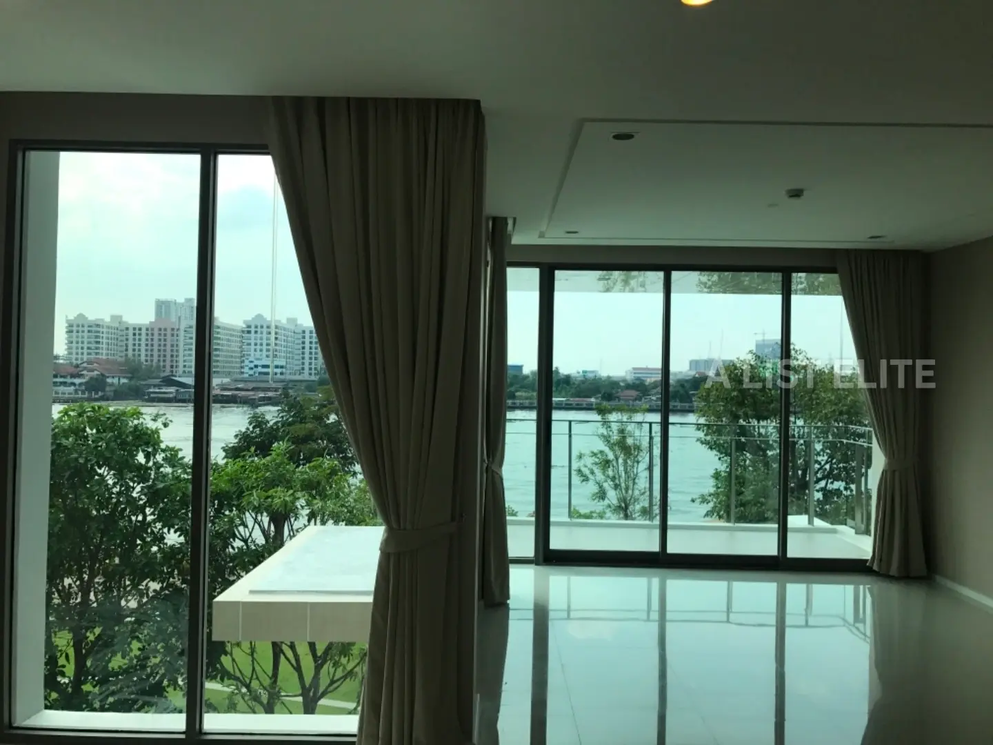 ทริปเปิ้ลทรี ริเวอร์ไซด์