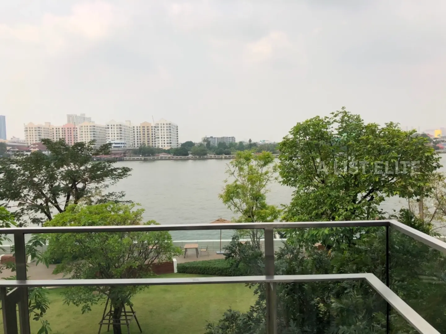ทริปเปิ้ลทรี ริเวอร์ไซด์