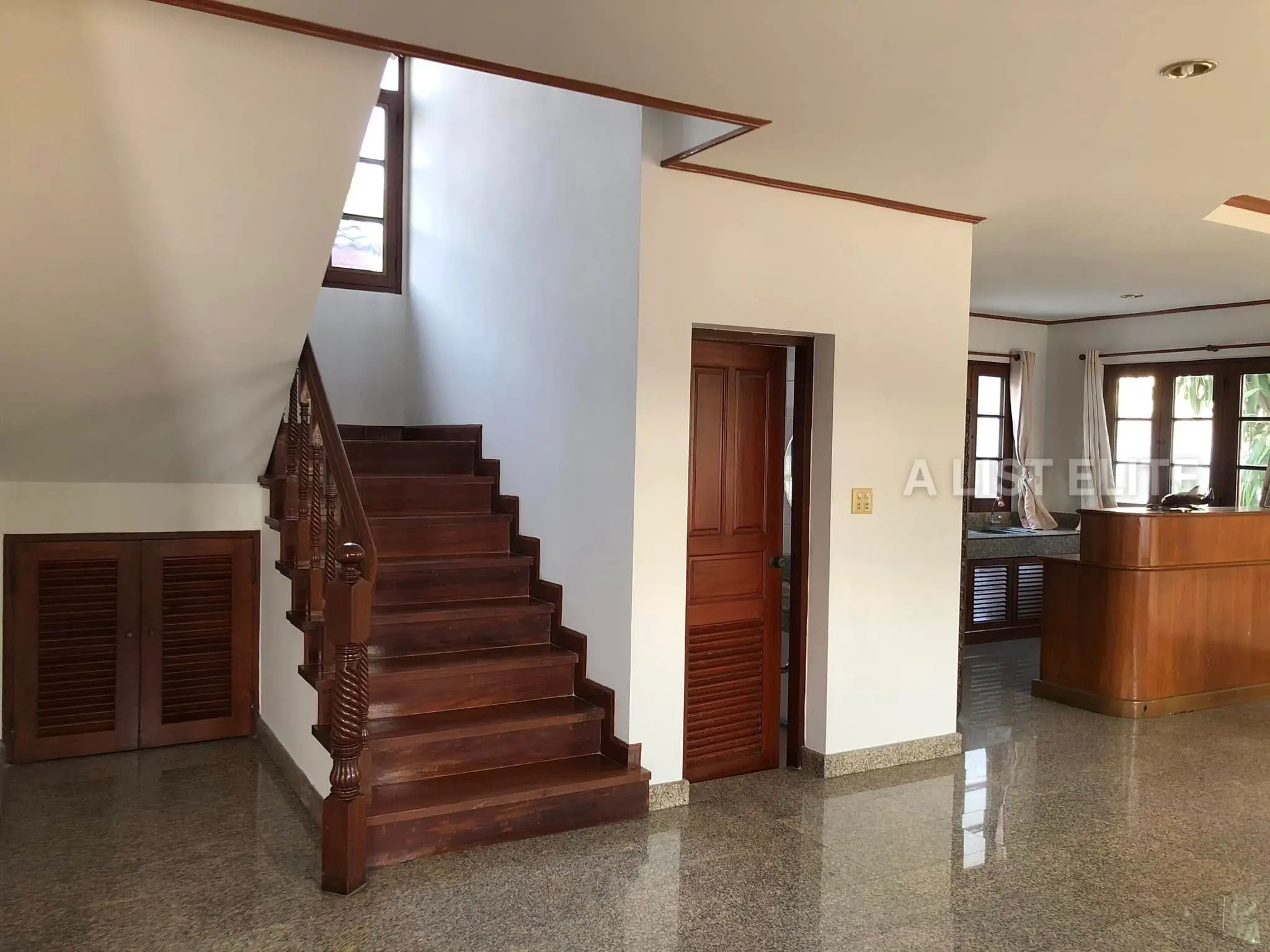 บ้านเดี่ยวพร้อมสตูดิโอและออฟฟิศให้เช่า – ลาดพร้าว