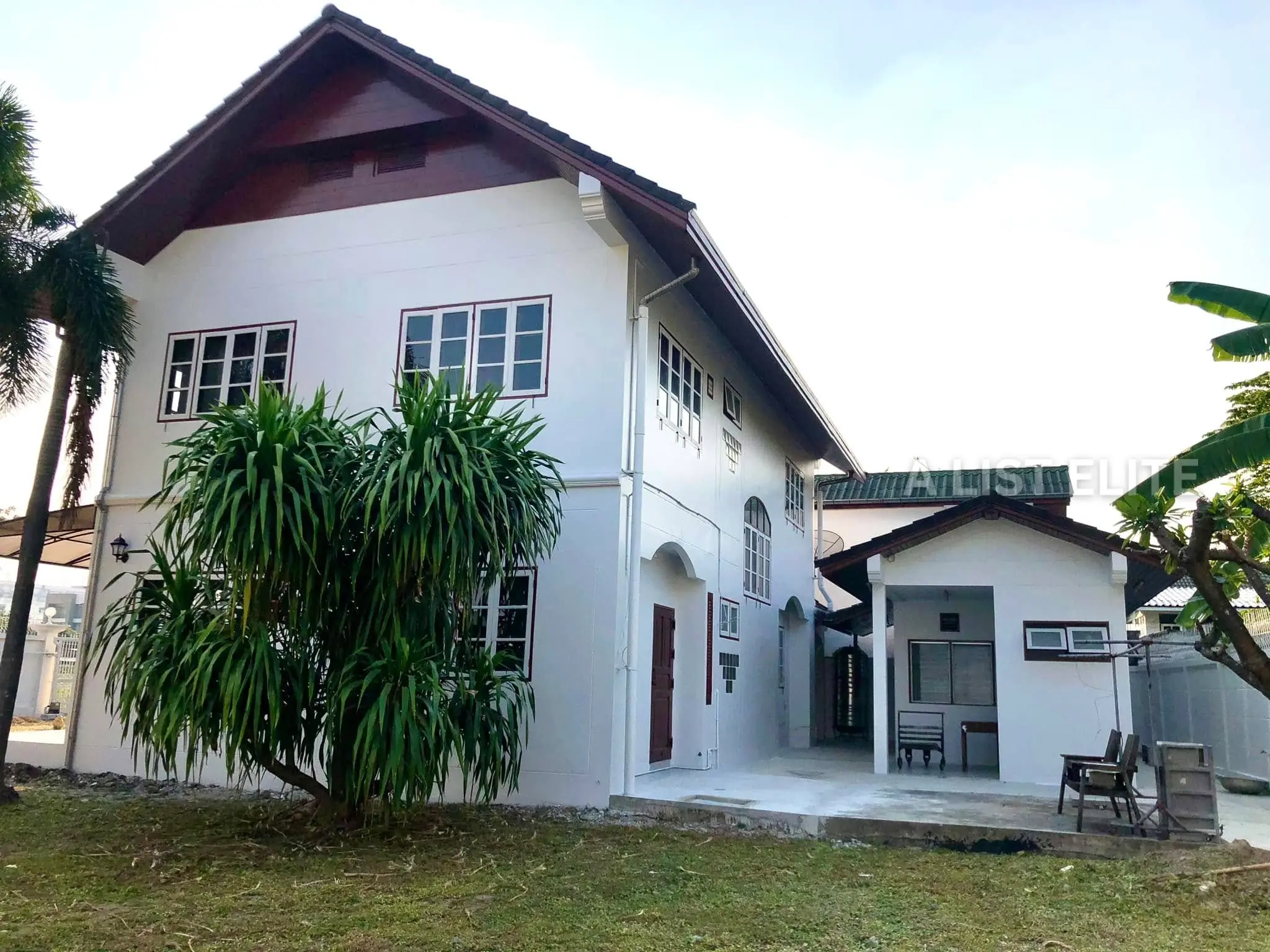 บ้านเดี่ยวพร้อมสตูดิโอและออฟฟิศให้เช่า – ลาดพร้าว