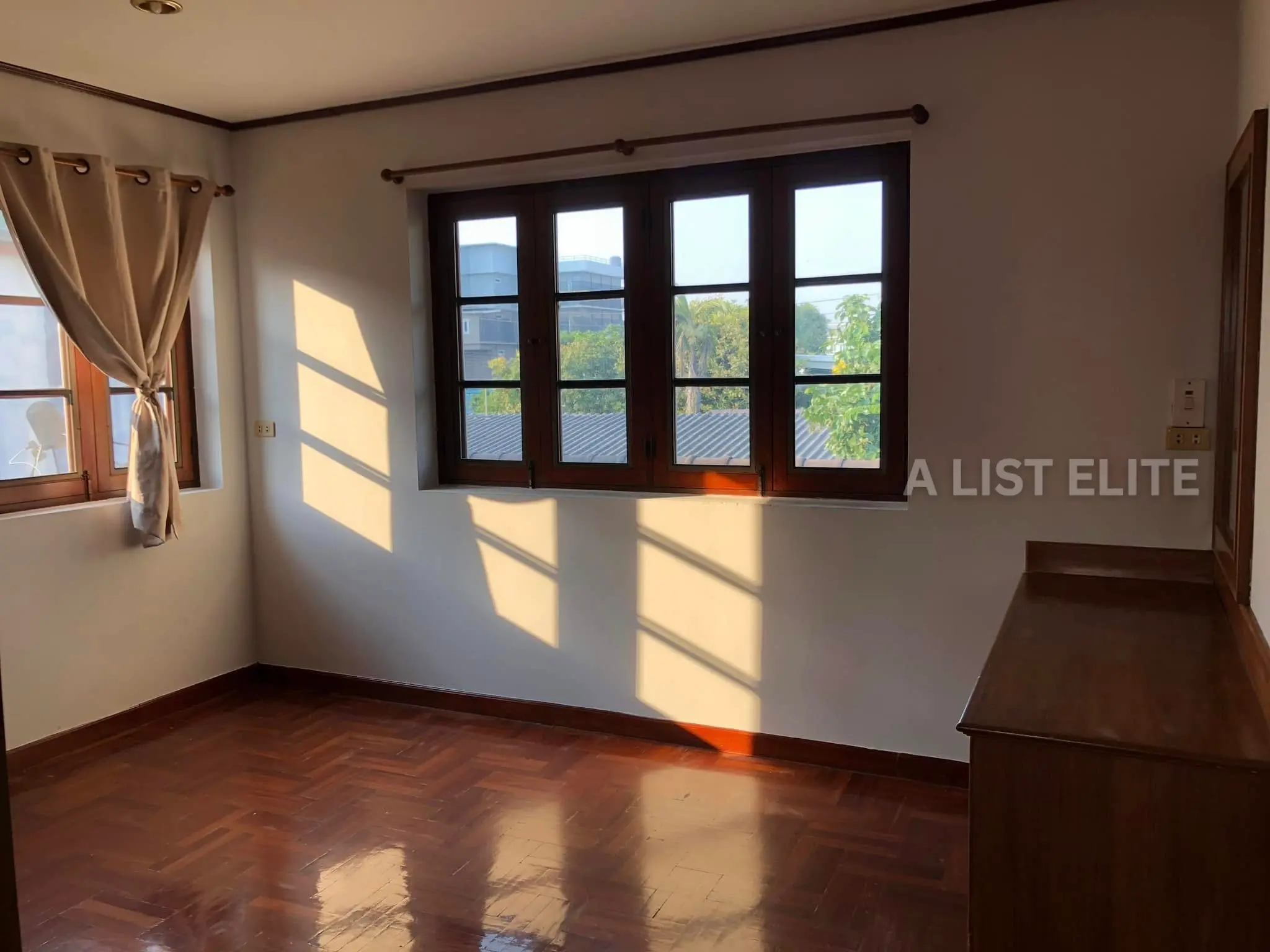 บ้านเดี่ยวพร้อมสตูดิโอและออฟฟิศให้เช่า – ลาดพร้าว