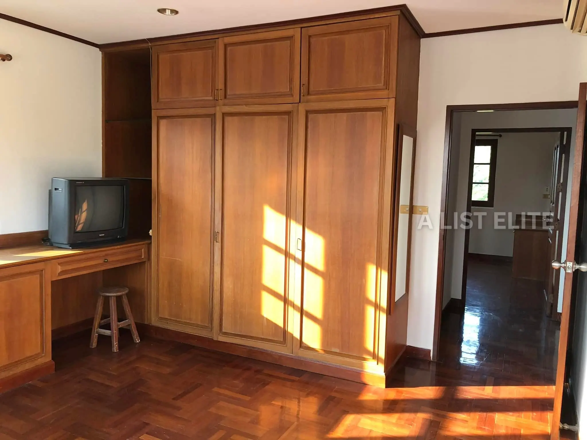 บ้านเดี่ยวพร้อมสตูดิโอและออฟฟิศให้เช่า – ลาดพร้าว
