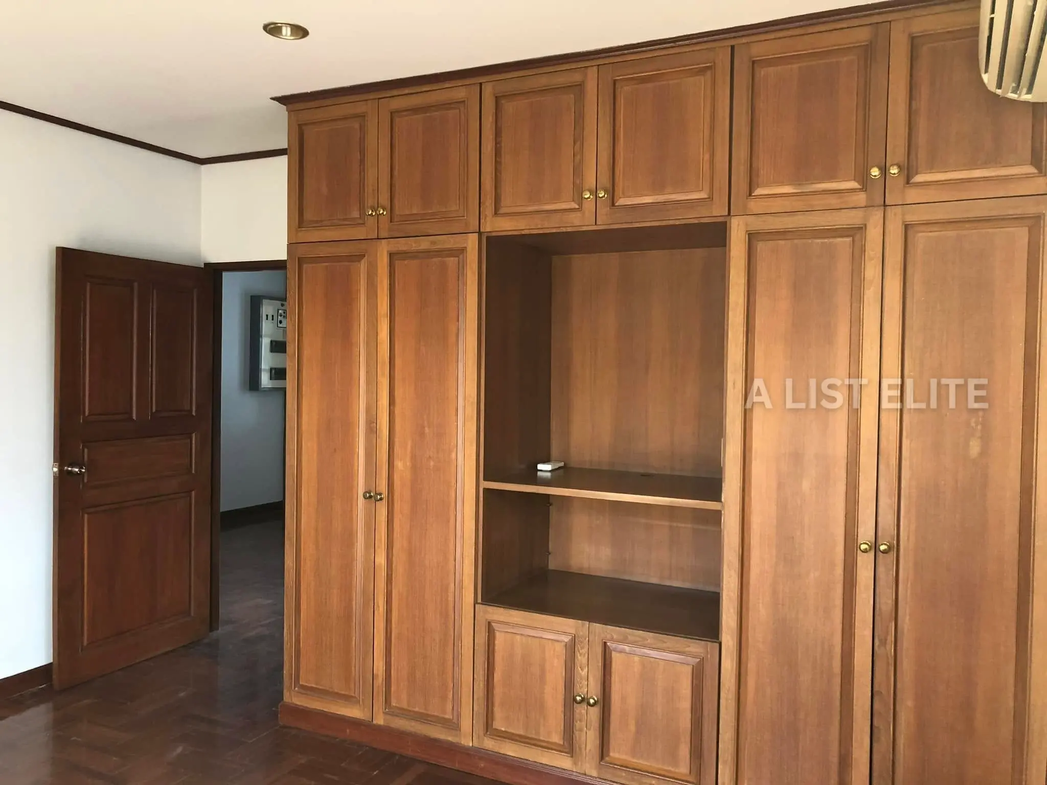 บ้านเดี่ยวพร้อมสตูดิโอและออฟฟิศให้เช่า – ลาดพร้าว