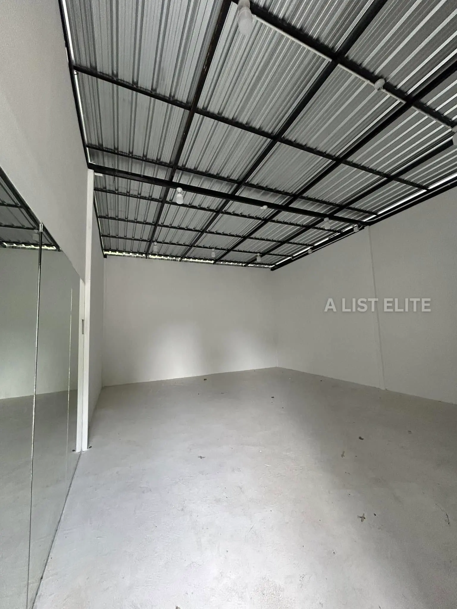 บ้านเดี่ยวพร้อมสตูดิโอและออฟฟิศให้เช่า – ลาดพร้าว