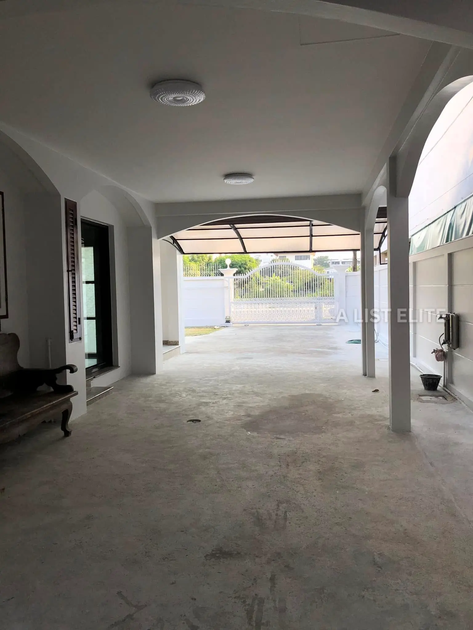 บ้านเดี่ยวพร้อมสตูดิโอและออฟฟิศให้เช่า – ลาดพร้าว