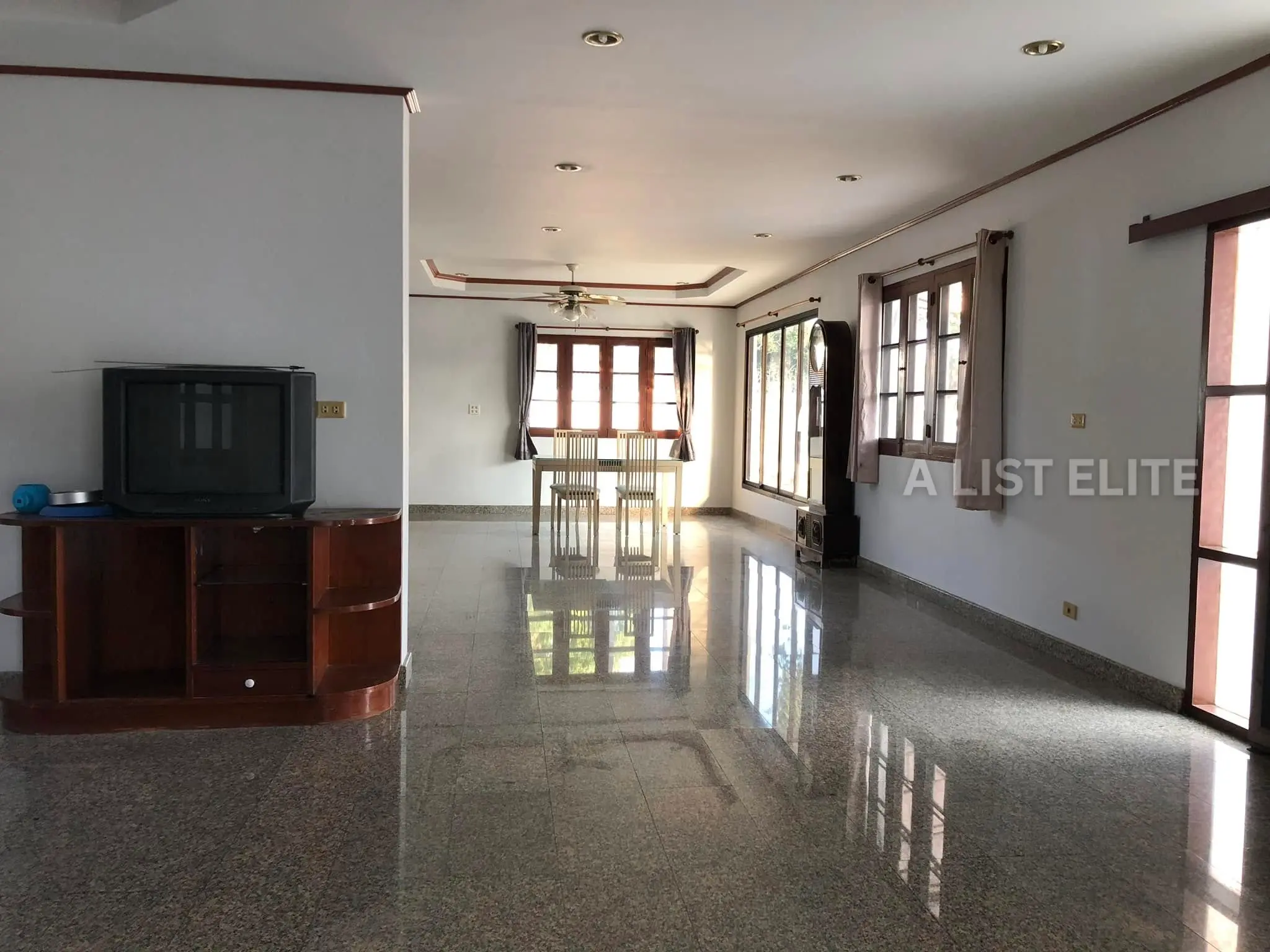 บ้านเดี่ยวพร้อมสตูดิโอและออฟฟิศให้เช่า – ลาดพร้าว