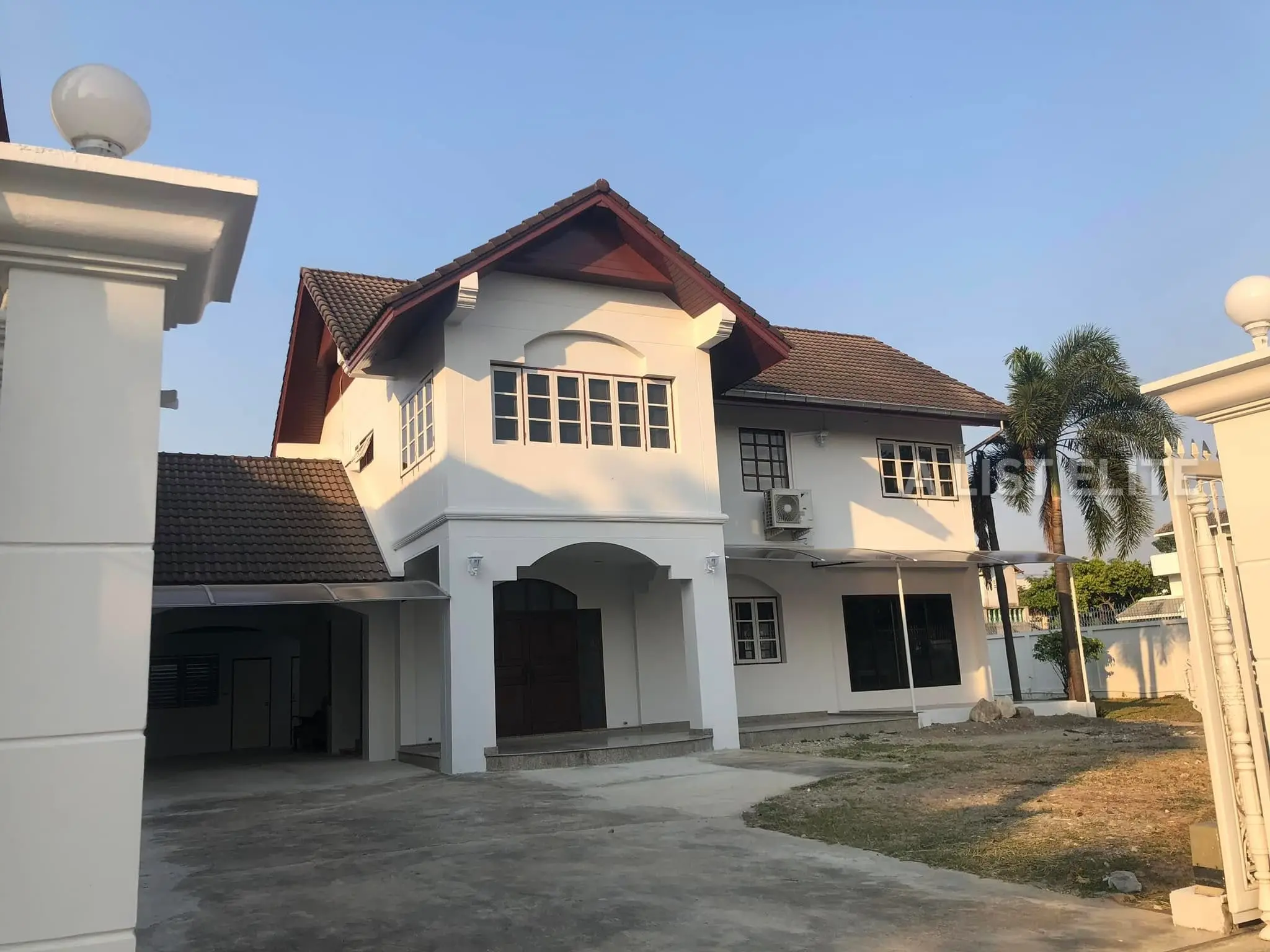 บ้านเดี่ยวพร้อมสตูดิโอและออฟฟิศให้เช่า – ลาดพร้าว