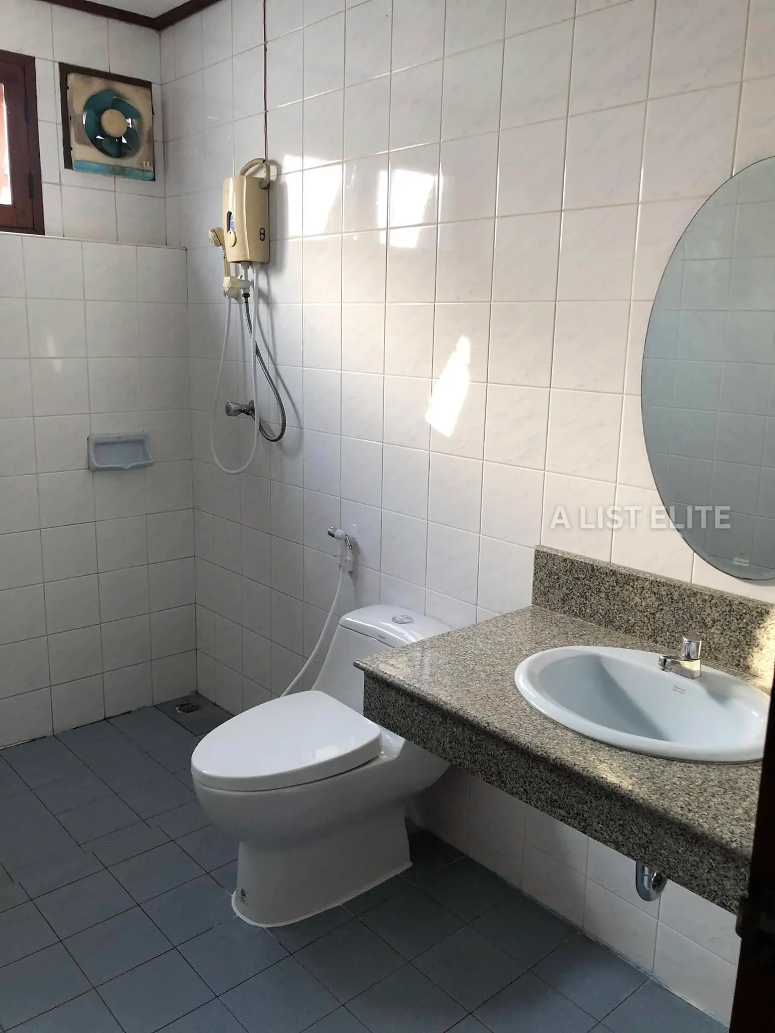 บ้านเดี่ยวพร้อมสตูดิโอและออฟฟิศให้เช่า – ลาดพร้าว