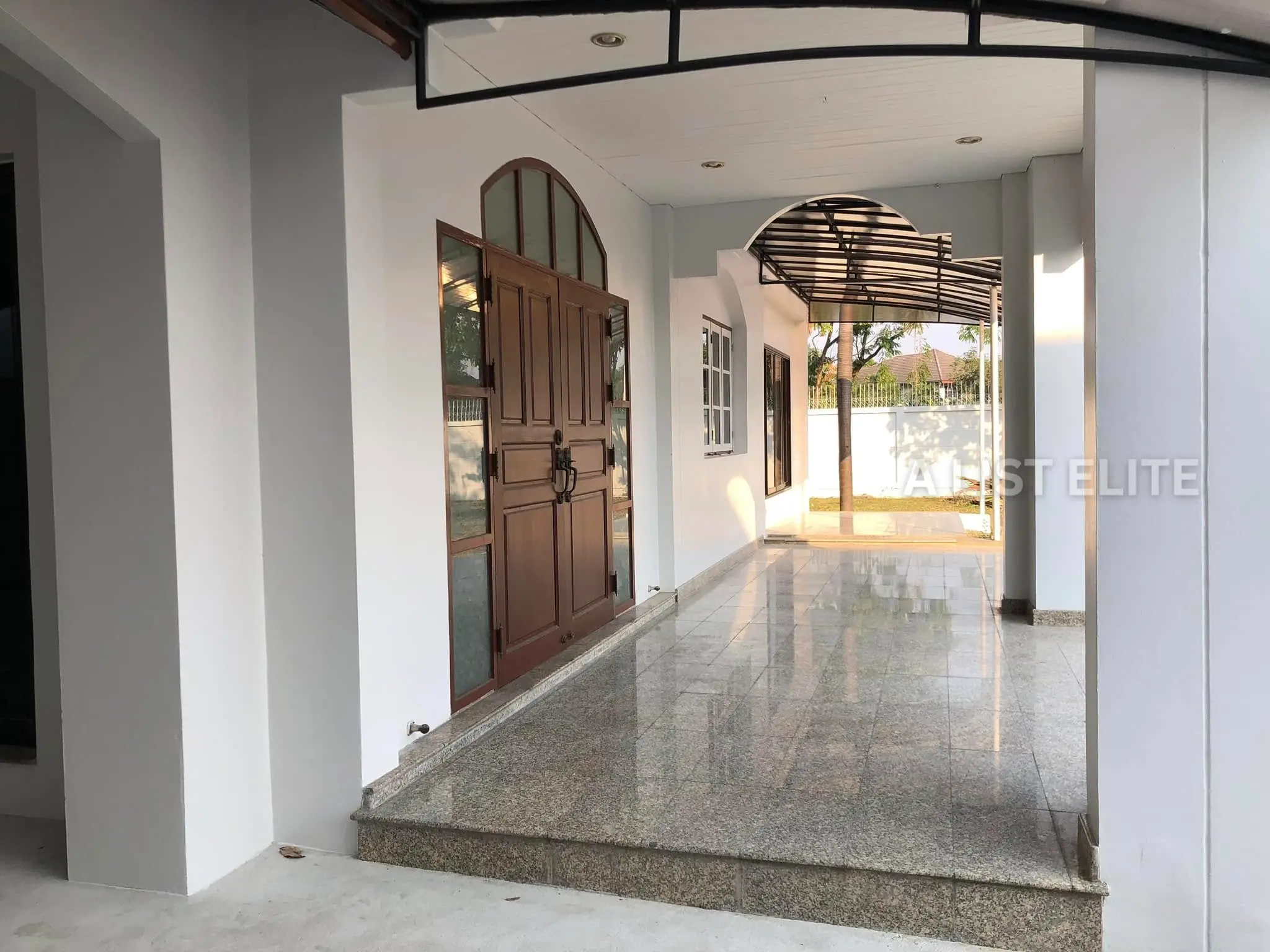 บ้านเดี่ยวพร้อมสตูดิโอและออฟฟิศให้เช่า – ลาดพร้าว