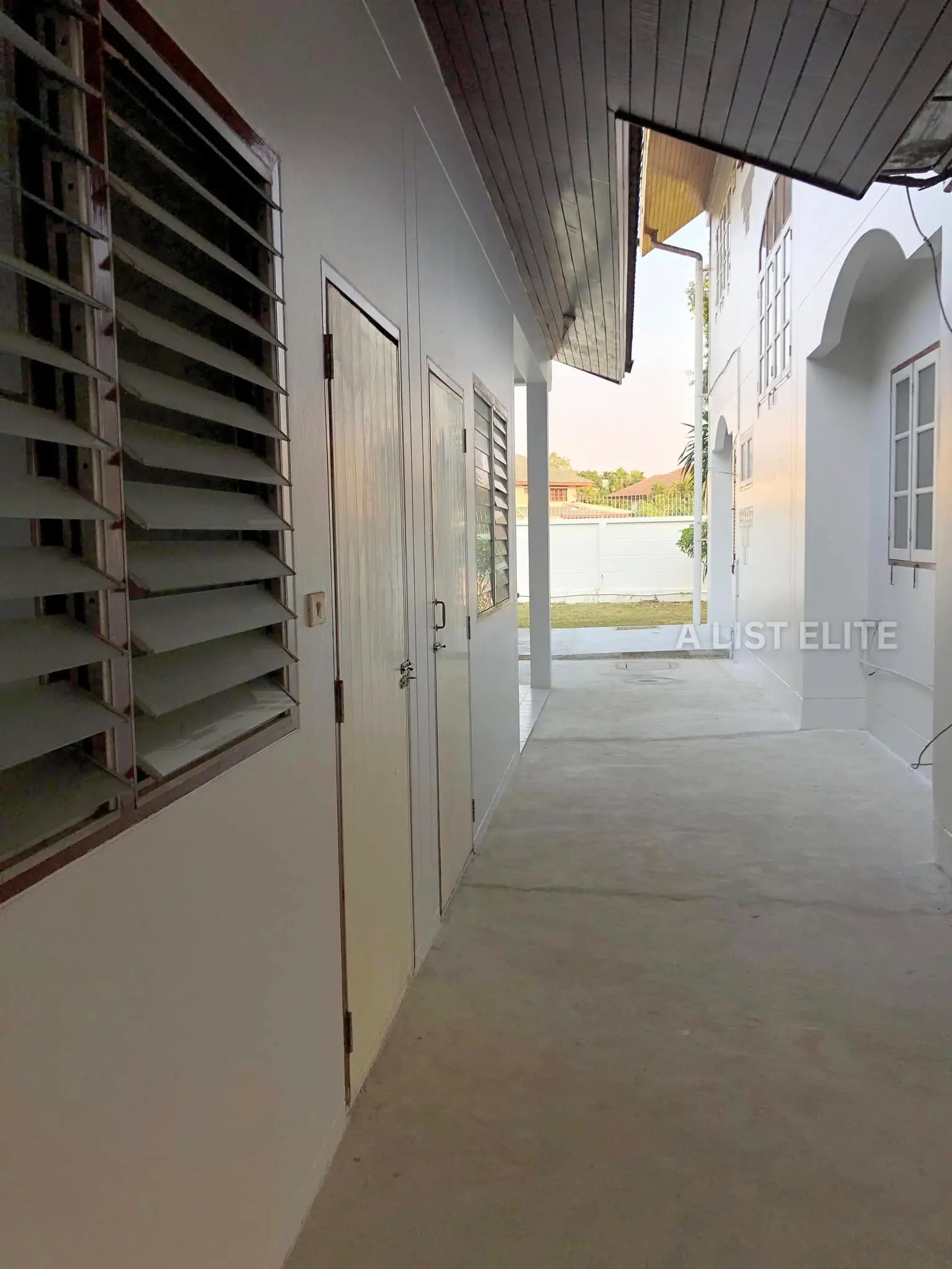 บ้านเดี่ยวพร้อมสตูดิโอและออฟฟิศให้เช่า – ลาดพร้าว