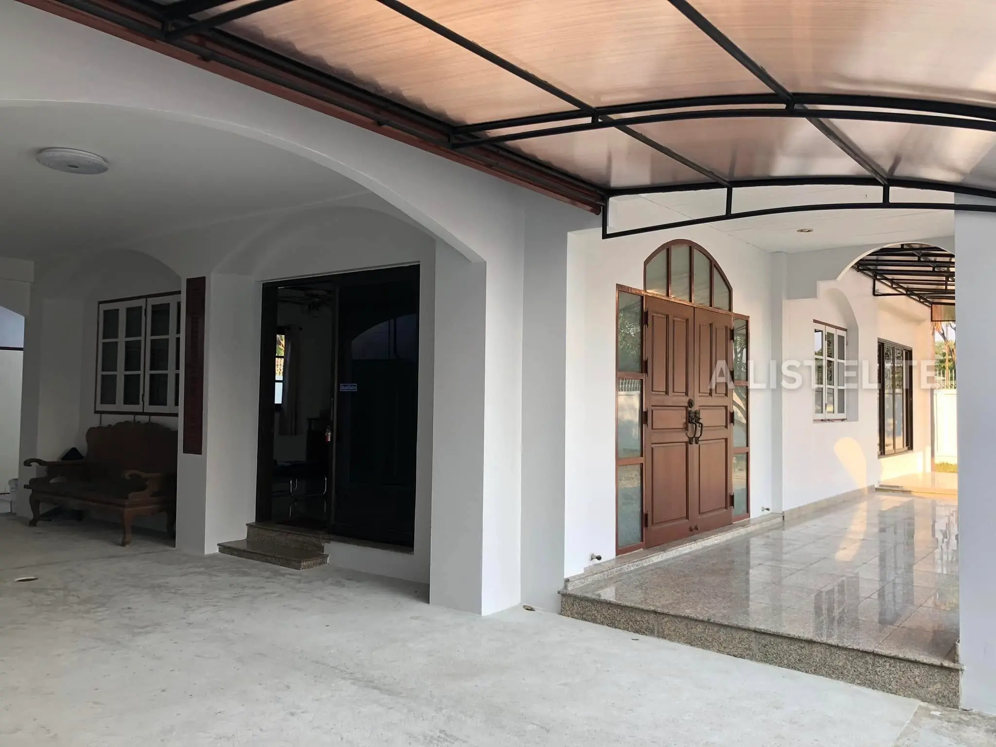 บ้านเดี่ยวพร้อมสตูดิโอและออฟฟิศให้เช่า – ลาดพร้าว