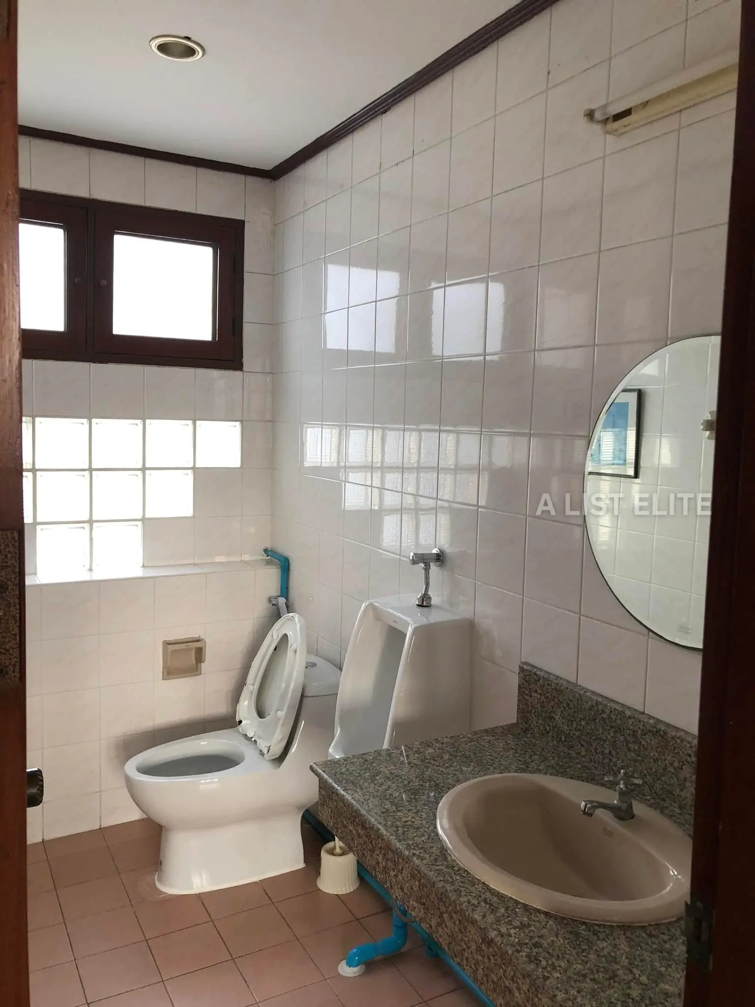 บ้านเดี่ยวพร้อมสตูดิโอและออฟฟิศให้เช่า – ลาดพร้าว
